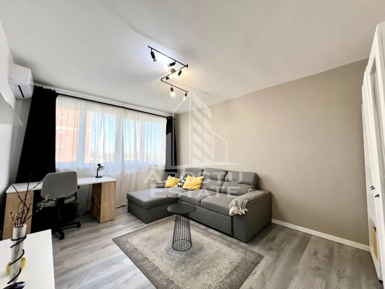 Apartament 2 camere de inchiriat, zona Cardinale, Medicina, Timișoara - Agentia imobiliara APOSTU ESTATE va propune spre inchiriere un apartament cu 2 camere, spatios si luminos, situat in zona Punctele Cardinale/ Medicina, o zona linistita si bine pozitionata din Timisoara, potrivit pentru cupluri sau familii la început de drum care isi doresc o locuinta unde sa se simta confortabil si cu acces facil catre scoli, statii de autobuz, supermarketuri , magazine de zona, parcuri.

Suprafata utila: 50 mp
Compartimentare eficienta:
- Bucatarie complet mobilata si utilata
- Sufragerie spatioasa 
- Dormitor cu pat matrimonial
-Baie prevazuta cu dus

Confort si facilitati:
- Incalzirea apartamentului: termoficare prin calorifere
- Apartamentul dispune de doua unitati de aer conditionat
- Apartamentul este complet mobilat si utilat

Localizare:
-Timis,Timisoara, zona Semicentrala– acces facil spre magazine, supermarketul Lidl, scoli, parcuri si mijloace de transport in comun.

Ideal pentru:
- Familii
- Cupluri
- Studenti

Disponibilitate: imediata
Pret chirie lunara: 550 euro
Programeaza o vizionare pentru a-ti putea imagina viitorul aici!
ID intern: CP3192233!