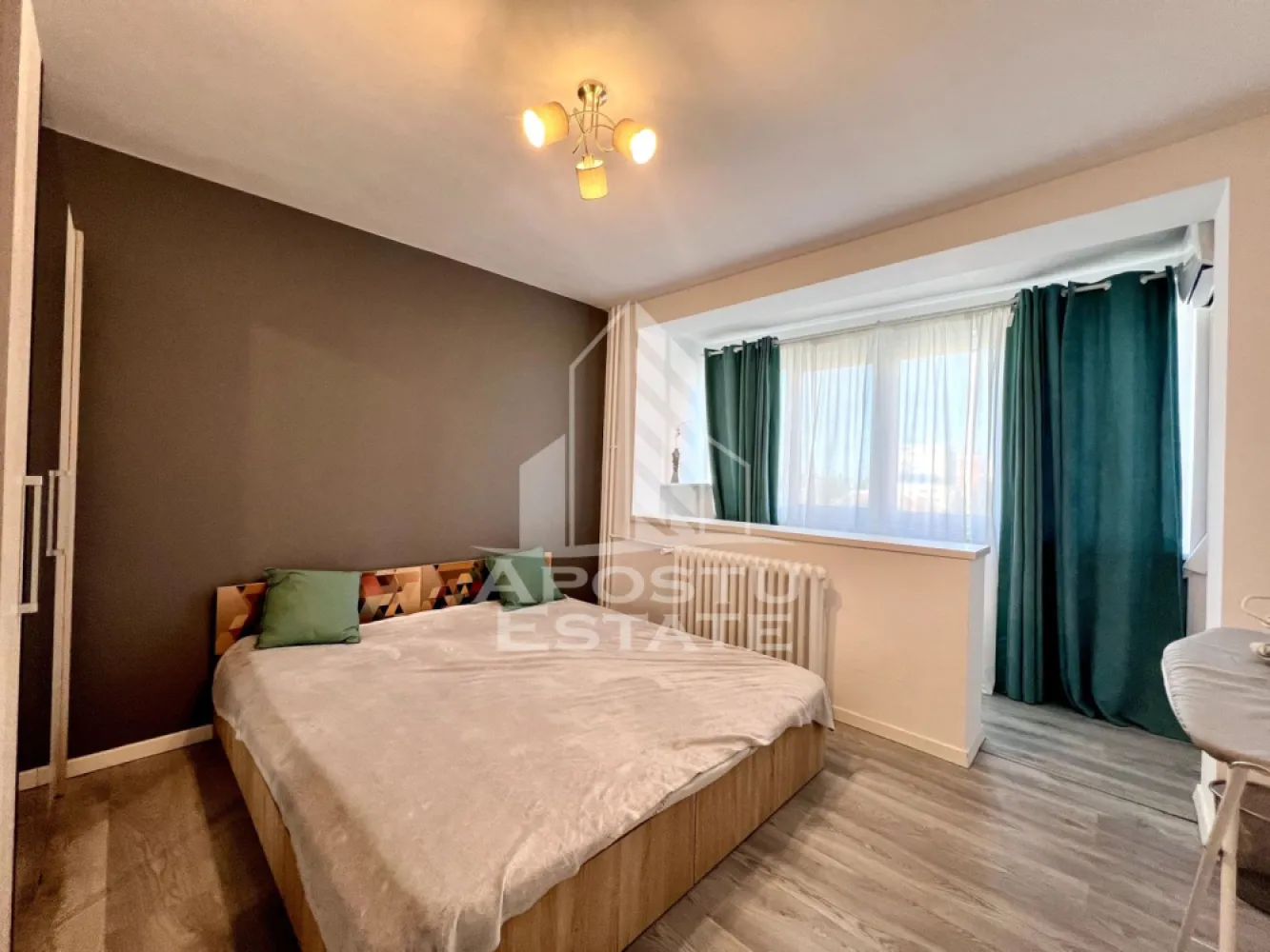 Apartament 2 camere de inchiriat, zona Cardinale, Medicina, Timișoara - Agentia imobiliara APOSTU ESTATE va propune spre inchiriere un apartament cu 2 camere, spatios si luminos, situat in zona Punctele Cardinale/ Medicina, o zona linistita si bine pozitionata din Timisoara, potrivit pentru cupluri sau familii la început de drum care isi doresc o locuinta unde sa se simta confortabil si cu acces facil catre scoli, statii de autobuz, supermarketuri , magazine de zona, parcuri.

Suprafata utila: 50 mp
Compartimentare eficienta:
- Bucatarie complet mobilata si utilata
- Sufragerie spatioasa 
- Dormitor cu pat matrimonial
-Baie prevazuta cu dus

Confort si facilitati:
- Incalzirea apartamentului: termoficare prin calorifere
- Apartamentul dispune de doua unitati de aer conditionat
- Apartamentul este complet mobilat si utilat

Localizare:
-Timis,Timisoara, zona Semicentrala– acces facil spre magazine, supermarketul Lidl, scoli, parcuri si mijloace de transport in comun.

Ideal pentru:
- Familii
- Cupluri
- Studenti

Disponibilitate: imediata
Pret chirie lunara: 550 euro
Programeaza o vizionare pentru a-ti putea imagina viitorul aici!
ID intern: CP3192233!