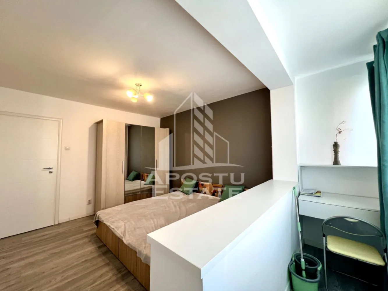 Apartament 2 camere de inchiriat, zona Cardinale, Medicina, Timișoara - Agentia imobiliara APOSTU ESTATE va propune spre inchiriere un apartament cu 2 camere, spatios si luminos, situat in zona Punctele Cardinale/ Medicina, o zona linistita si bine pozitionata din Timisoara, potrivit pentru cupluri sau familii la început de drum care isi doresc o locuinta unde sa se simta confortabil si cu acces facil catre scoli, statii de autobuz, supermarketuri , magazine de zona, parcuri.

Suprafata utila: 50 mp
Compartimentare eficienta:
- Bucatarie complet mobilata si utilata
- Sufragerie spatioasa 
- Dormitor cu pat matrimonial
-Baie prevazuta cu dus

Confort si facilitati:
- Incalzirea apartamentului: termoficare prin calorifere
- Apartamentul dispune de doua unitati de aer conditionat
- Apartamentul este complet mobilat si utilat

Localizare:
-Timis,Timisoara, zona Semicentrala– acces facil spre magazine, supermarketul Lidl, scoli, parcuri si mijloace de transport in comun.

Ideal pentru:
- Familii
- Cupluri
- Studenti

Disponibilitate: imediata
Pret chirie lunara: 550 euro
Programeaza o vizionare pentru a-ti putea imagina viitorul aici!
ID intern: CP3192233!