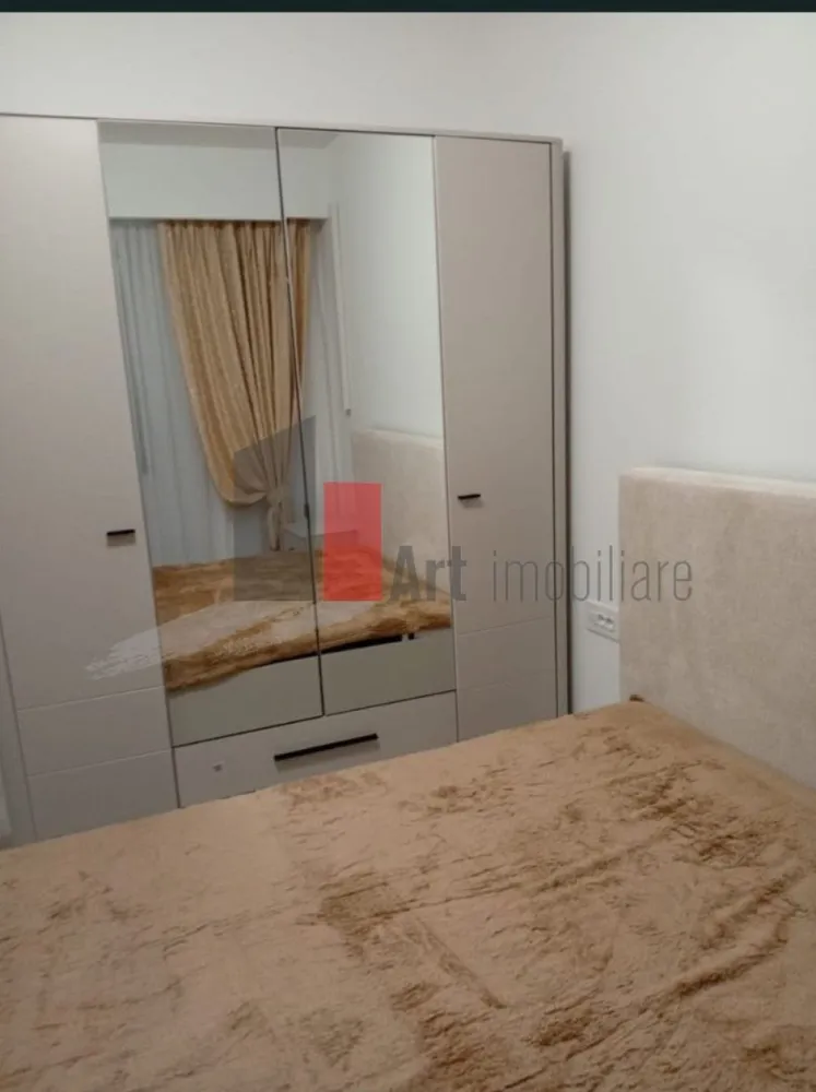 Inchiriere apartament 2 camere in zona Gorjului-NOVUM 56 - Oferim spre inchiriere un apartament deosebit de 2 camere situat in Complex Novum 56 in zona Gorjului,pe B-dul Timisoara nr 56.
Apartamentul se afla la prima inchiriere si este situat la etajul 3 intr-un imobil cu 10 etaje construit in anul 2025.
Suprafata utila este de 54 mp.
Este dotat cu mobilier si electrocasnice noi(masina de spalat rufe,cuptor electric,plita gaz,frigider,aer conditionat,TV Smart).
Incalzirea este realizata cu centrala proprie cu incalzire in pardosealasi termostat wi-fi,iar racirea cu aer conditionat de 12 000 BTU cu Wi-Fi.
Are ca vecinatati Penny/Lidl/Jysk,statia de metrou Gorjului fiind la doar 7 minute de mers pe jos,iar autobuzul si tramvaiul au statie la intrarea in complex.
Pretul chiriei este de 570 euro+o luna garantie
