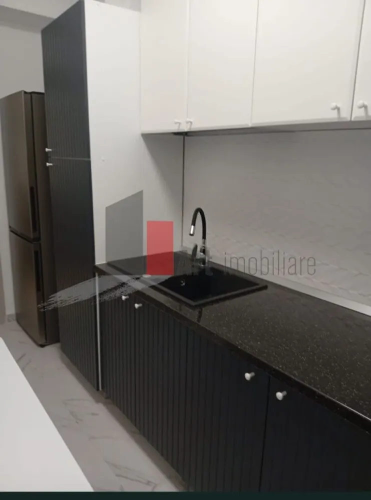 Inchiriere apartament 2 camere in zona Gorjului-NOVUM 56 - Oferim spre inchiriere un apartament deosebit de 2 camere situat in Complex Novum 56 in zona Gorjului,pe B-dul Timisoara nr 56.
Apartamentul se afla la prima inchiriere si este situat la etajul 3 intr-un imobil cu 10 etaje construit in anul 2025.
Suprafata utila este de 54 mp.
Este dotat cu mobilier si electrocasnice noi(masina de spalat rufe,cuptor electric,plita gaz,frigider,aer conditionat,TV Smart).
Incalzirea este realizata cu centrala proprie cu incalzire in pardosealasi termostat wi-fi,iar racirea cu aer conditionat de 12 000 BTU cu Wi-Fi.
Are ca vecinatati Penny/Lidl/Jysk,statia de metrou Gorjului fiind la doar 7 minute de mers pe jos,iar autobuzul si tramvaiul au statie la intrarea in complex.
Pretul chiriei este de 570 euro+o luna garantie