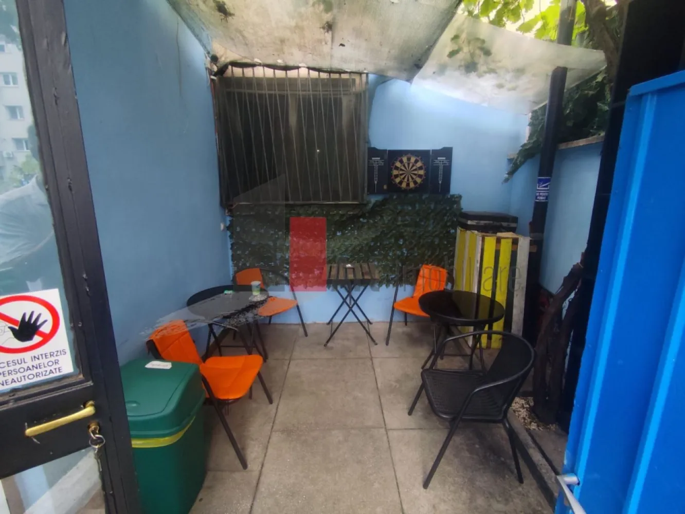 Spatiu comercial de inchiriat in zona Basarabia/Titan - Spațiu comercial cu terasă boemă și vad format – ideal pentru cafenea, bistro sau activități comerciale diverse

Vă prezentăm spre închiriere un spațiu comercial cochet și versatil, cu o suprafață totală de aproximativ 20 mp, situat într-o zonă liniștită, printre străduțe cu farmec și atmosferă de cartier. Proprietatea se remarcă prin caracterul său aparte și prin terasa exterioară, care oferă un cadru plăcut și relaxant atât pentru clienți, cât și pentru viitorul operator.

Spațiul este compus dintr-o zonă interioară de aproximativ 8,3 mp, destinată activităților de preparare, desfacere sau lucru, completată de o terasă deschisă și curte proprie de aproximativ 11,1 mp. Suprafața exterioară transformă locația într-un spațiu cu adevărat special, oferind posibilitatea amenajării unei zone de servire într-un cadru intim și boem.

De asemenea, există posibilitatea amplasării unei măsuțe și în fața spațiului, sporind astfel confortul clienților și vizibilitatea comercială.

Spațiul beneficiază de o deschidere stradală de aproximativ 7 metri liniari și o vitrină de aproximativ 3 metri liniari, oferind expunere bună și vizibilitate pentru activitatea desfășurată.

Caracteristici principale:

Suprafață totală: aproximativ 20 mp;
Spațiu interior: aproximativ 8,3 mp;
Terasă și curte proprie: aproximativ 11,1 mp;
Deschidere stradală: aproximativ 7 ml;
Vitrină: aproximativ 3 ml;
Posibilitate de amplasare masă în fața spațiului;
Vad comercial deja format;
Potrivit pentru diverse activități comerciale și de servicii.

Utilități:

Curent electric;
Gaz natural;
Apă și canalizare.

Un avantaj important al proprietății îl reprezintă istoricul său comercial. În ultimii ani, spațiul a funcționat exclusiv ca și cafenea, beneficiind astfel de un vad deja creat și de recunoaștere în rândul clienților din zonă.

Datorită configurației sale, spațiul este potrivit pentru cafenea de specialitate, coffee-to-go, bistro, gelaterie, florărie, atelier creativ, showroom, mic magazin de proximitate sau alte activități comerciale care caută o locație cu personalitate și atmosferă aparte.

Dacă sunteți în căutarea unui spațiu mic ca suprafață, dar mare prin potențial și farmec, această proprietate poate reprezenta alegerea ideală pentru viitoarea dumneavoastră afacere.

Condiții de închiriere: chirie lunară și garanție.

Se percepe comision.

Pentru detalii suplimentare și programarea unei vizionări, vă stăm la dispoziție.