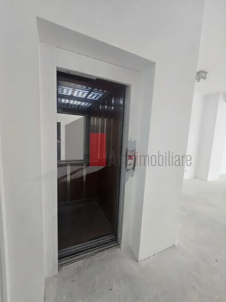 0%Comision Spatiu comercial/birouri zona Sisesti/Vatra noua - Spațiu Birouri 130 Mp Open Space, Clădire Avizată ISU, Zona Vatra Nouă – Sisești

Vă Propunem Spre Închiriere Un Spațiu De Birouri Modern, Cu O Suprafață Utilă De 130 Mp, Situat La Etajul 1 Al Unei Clădiri De Birouri Avizate ISU, În Zona Vatra Nouă – Sisești.

Spațiul Beneficiază De Acces Facil Atât Prin Casa Scării Generoasă, Cât Și Cu Ajutorul Unui Lift Nou De Persoane, Care Asigură Acces Direct La Nivelul Spațiului.

Compartimentarea Open Space Oferă Flexibilitate Maximă Și Permite Adaptarea Facilă În Funcție De Specificul Activității Desfășurate. Suprafața Generoasă Și Configurația Eficientă Fac Ca Proprietatea Să Fie Potrivită Pentru O Gamă Variată De Activități.

Spațiul Dispune De:

130 Mp Utili Open Space;
3 Grupuri Sanitare;
1 Duș;
Cameră Tehnică;
Centrală Termică Nouă Ariston One;
Calorifere Noi;
Tâmplărie Termopan;
Curent Electric 220V Și 380V;
Contorizare Individuală Pentru Gaz, Apă Și Energie Electrică.

Imobilul Se Predă La Prima Închiriere, Toate Finisajele Și Instalațiile Fiind Noi. Materialele Utilizate Sunt De Calitate, Iar Spațiul Oferă Un Nivel Ridicat De Confort Și Eficiență Pentru Viitorii Chiriași.

Clădirea Este Amplasată În Cartierul Vechi Din Zona Vatra Nouă – Sisești, Într-un Cadru Liniștit Și Verde, Ferit De Agitația Bulevardelor Intens Circulate. Deși Se Află În Apropierea Principalelor Artere Din Zonă, Proprietatea Beneficiază De Un Mediu De Lucru Calm Și Plăcut, Ideal Pentru Desfășurarea Activităților Profesionale.

Spațiul Este Pretabil Pentru:

Birouri;
Sediu De Firmă;
Activități IT;
Arhitectură Și Proiectare;
Consultanță;
Call Center;
Activități Medicale Sau De Recuperare;
Cursuri Și Training;
Showroom;
Studio De Creație;
Laboratoare Sau Alte Activități Profesionale.

Poziționarea În Zona Vatra Nouă – Sisești, Suprafața Generoasă, Clădirea Avizată ISU, Finisajele Noi Și Mediul De Lucru Liniștit Recomandă Acest Spațiu Companiilor Care Își Doresc Un Sediu Modern, Eficient Și Reprezentativ.

Nu se percepe comision. Raspund si pe whats app*