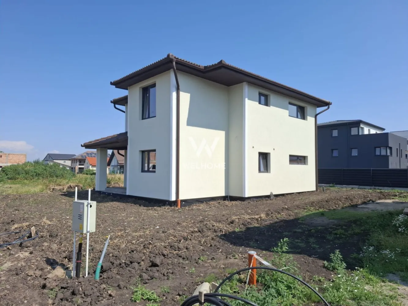 Casa individuala noua in Sura Mica - Sibiu - Casa individuala construita pe un teren de 340 de mp cu o suprafata utila de 118 mp compartimentata astfel: La parter ne intampina un hol generos, baie, o camera de aproximativ 11 mp care poate fi folosita ca si birou sau dormitor, bucataria cu posibilitatea de a se inchide sau a se pastra deschisa pentru a creea mai mult spatiu si camara sau camera tehnica. Tot in partea de jos avem livingul de 24 mp cu zona de dining si iesire in curtea libera de aprozimativ 265 mp compartimentata atat in fata cat si spate si in lateralele casei. La etaj avem cele 3 dormitoare dintre care unul cu baie proprie si o baia mare . Interiorul se preda la ALB , sape turnate , instalatia pentru incalzirea in pardoseala parter si calorifere la etaj (contracost se poate opta pentru incalzire in pardoseala si la etaj), Termopane Salamander cu 3 foi de sticla Pod izolat. Exteriorul la cheie, cu izolatie din polistiren de 10 CM, acoperisul cu tigla bramac. , casa se preda cu gard, poarta auto si poarta pietonala. Pavajul in curte pentru a parca 2 masini, acces pietonal si alee in jurul casei. Pozitionarea sa centrala in Sura Mica intr-o zona rezidentiala linistita de case, face aceasta casa perfecta pentru o familie numeroasa . Pretul pentru stadiul de ALB interior si Cheie exterior este de 190000 EURO Termen de predare: 06.2026. Casa se poate preda la Rosu interior-exterior, cu geamuri montate si instalatie electrica la pretul de 120000 euro. * pozele sunt cu titlu de prezentare Pret: 190.000 Euro Detalii : 0753277310 }}