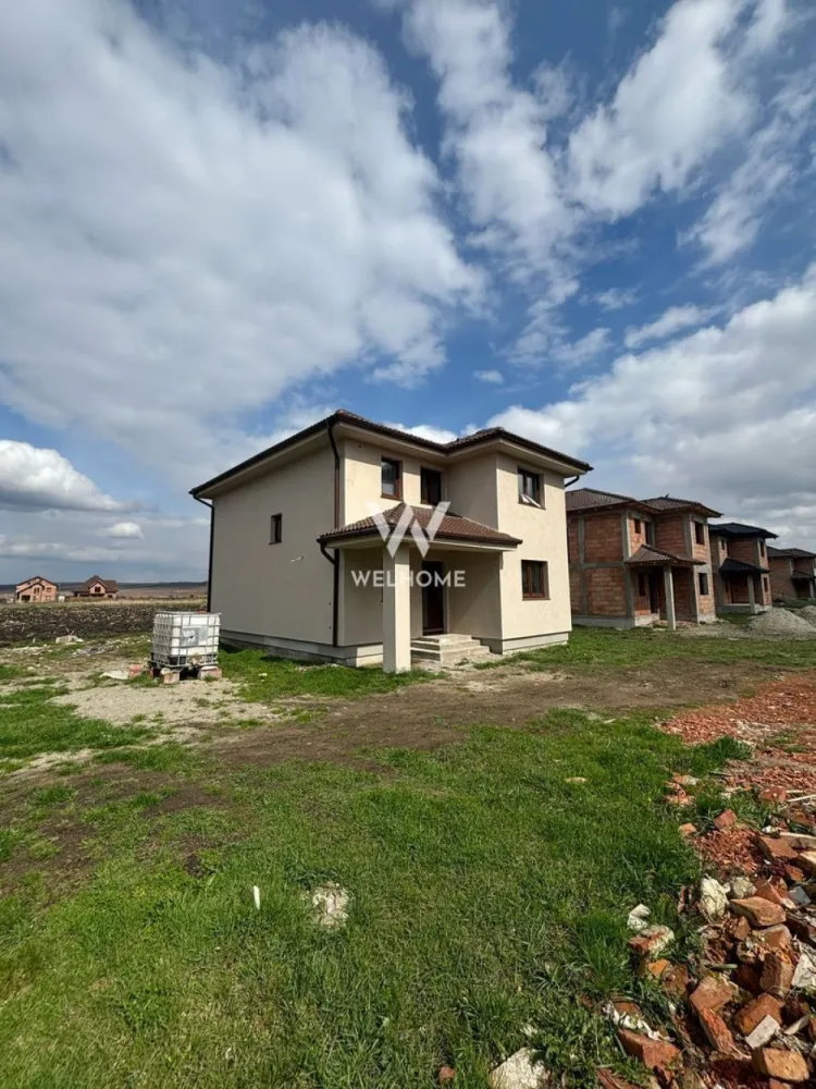 Casa individuala noua in Sura Mica - Sibiu - Casa individuala construita pe un teren de 340 de mp cu o suprafata utila de 118 mp compartimentata astfel: La parter ne intampina un hol generos, baie, o camera de aproximativ 11 mp care poate fi folosita ca si birou sau dormitor, bucataria cu posibilitatea de a se inchide sau a se pastra deschisa pentru a creea mai mult spatiu si camara sau camera tehnica. Tot in partea de jos avem livingul de 24 mp cu zona de dining si iesire in curtea libera de aprozimativ 265 mp compartimentata atat in fata cat si spate si in lateralele casei. La etaj avem cele 3 dormitoare dintre care unul cu baie proprie si o baia mare . Interiorul se preda la ALB , sape turnate , instalatia pentru incalzirea in pardoseala parter si calorifere la etaj (contracost se poate opta pentru incalzire in pardoseala si la etaj), Termopane Salamander cu 3 foi de sticla Pod izolat. Exteriorul la cheie, cu izolatie din polistiren de 10 CM, acoperisul cu tigla bramac. , casa se preda cu gard, poarta auto si poarta pietonala. Pavajul in curte pentru a parca 2 masini, acces pietonal si alee in jurul casei. Pozitionarea sa centrala in Sura Mica intr-o zona rezidentiala linistita de case, face aceasta casa perfecta pentru o familie numeroasa . Pretul pentru stadiul de ALB interior si Cheie exterior este de 190000 EURO Termen de predare: 06.2026. Casa se poate preda la Rosu interior-exterior, cu geamuri montate si instalatie electrica la pretul de 120000 euro. * pozele sunt cu titlu de prezentare Pret: 190.000 Euro Detalii : 0753277310 }}