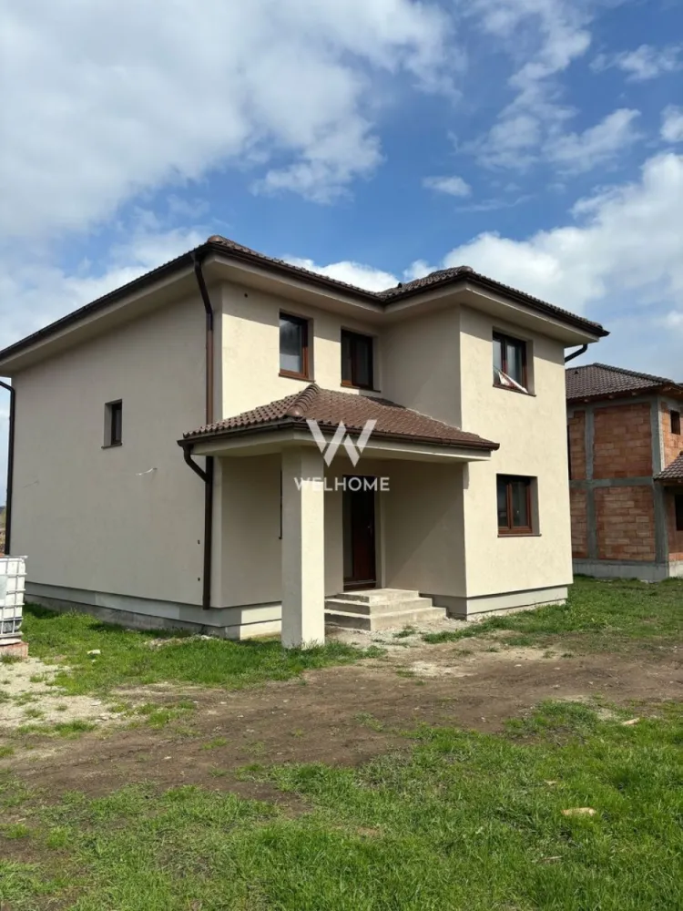 Casa individuala noua in Sura Mica - Sibiu - Casa individuala construita pe un teren de 340 de mp cu o suprafata utila de 118 mp compartimentata astfel: La parter ne intampina un hol generos, baie, o camera de aproximativ 11 mp care poate fi folosita ca si birou sau dormitor, bucataria cu posibilitatea de a se inchide sau a se pastra deschisa pentru a creea mai mult spatiu si camara sau camera tehnica. Tot in partea de jos avem livingul de 24 mp cu zona de dining si iesire in curtea libera de aprozimativ 265 mp compartimentata atat in fata cat si spate si in lateralele casei. La etaj avem cele 3 dormitoare dintre care unul cu baie proprie si o baia mare . Interiorul se preda la ALB , sape turnate , instalatia pentru incalzirea in pardoseala parter si calorifere la etaj (contracost se poate opta pentru incalzire in pardoseala si la etaj), Termopane Salamander cu 3 foi de sticla Pod izolat. Exteriorul la cheie, cu izolatie din polistiren de 10 CM, acoperisul cu tigla bramac. , casa se preda cu gard, poarta auto si poarta pietonala. Pavajul in curte pentru a parca 2 masini, acces pietonal si alee in jurul casei. Pozitionarea sa centrala in Sura Mica intr-o zona rezidentiala linistita de case, face aceasta casa perfecta pentru o familie numeroasa . Pretul pentru stadiul de ALB interior si Cheie exterior este de 190000 EURO Termen de predare: 06.2026. Casa se poate preda la Rosu interior-exterior, cu geamuri montate si instalatie electrica la pretul de 120000 euro. * pozele sunt cu titlu de prezentare Pret: 190.000 Euro Detalii : 0753277310 }}