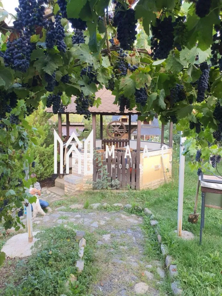 Teren Intravilan | 634 MP | Livada | Cisnadie - MAAC Imobiliare vă propune spre vânzare un teren intravilan pentru construcția unei case, situat în Cisnădie – una dintre cele mai apreciate și frumoase zone ale localității. Amplasat într-o zonă liniștită, cu acces facil către punctele de interes. Terenul oferă un cadru ideal pentru construirea unei locuințe familiale, îmbinând confortul urban cu natura. Terenul este împrejmuit integral, cu gard solid, poartă și portiță din fier forjat, oferind intimitate și siguranță. Utilități complete, la poartă: - gaz - curent electric - apă și canalizare - fibră optică - iluminat stradal - drum asfaltat Avantaje și facilități existente pe teren: - livadă cu aproximativ 35 de pomi fructiferi pe rod - cultură de căpșuni - 3 vițe de vie mature, cu producție generoasă (aprox. 500 kg struguri) - filigorie – ideală pentru relaxare - fântână mare - toaletă - spațiu special amenajat pentru depozitarea lemnelor Pentru mai multe detalii si pentru programarea unei vizionari contactati echipa MAAC impbiliare specificand ID: CP2855559 }}