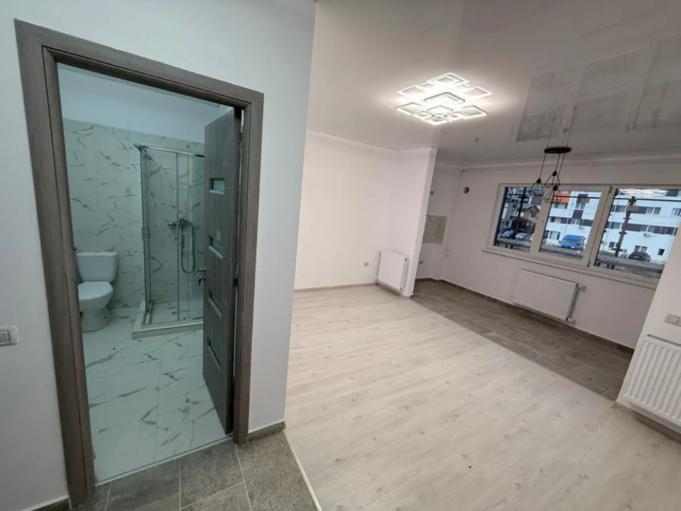 Garsoniera Militari Residence - Tineretului - TVA INCLUS !! Vă prezentăm o garsonieră deosebită, situată în cartierul Militari Residence, într-un bloc modern cu regim de înălțime P+6, poziționat strategic pentru a vă oferi confort și accesibilitate. Detalii proprietate: - Tip: Garsonieră - Termen de finalizare: martie 2026 - Locație: Militari Residence strada Tineretului Avantaje: - Bloc nou, construit cu materiale de calitate, garantând un standard ridicat de confort. - Poziție excelentă, în imediata apropiere a mijloacelor de transport în comun, pentru o deplasare facilă către orice zonă a orașului. - Acces rapid la instituții educaționale (școli publice), centre comerciale, supermarketuri și mall-uri. - Zonă liniștită, ideală pentru locuit sau investiție. Acum este momentul să achiziționați locuința visurilor dumneavoastră! Contactați-ne pentru mai multe detalii și programarea unei vizionări. }}