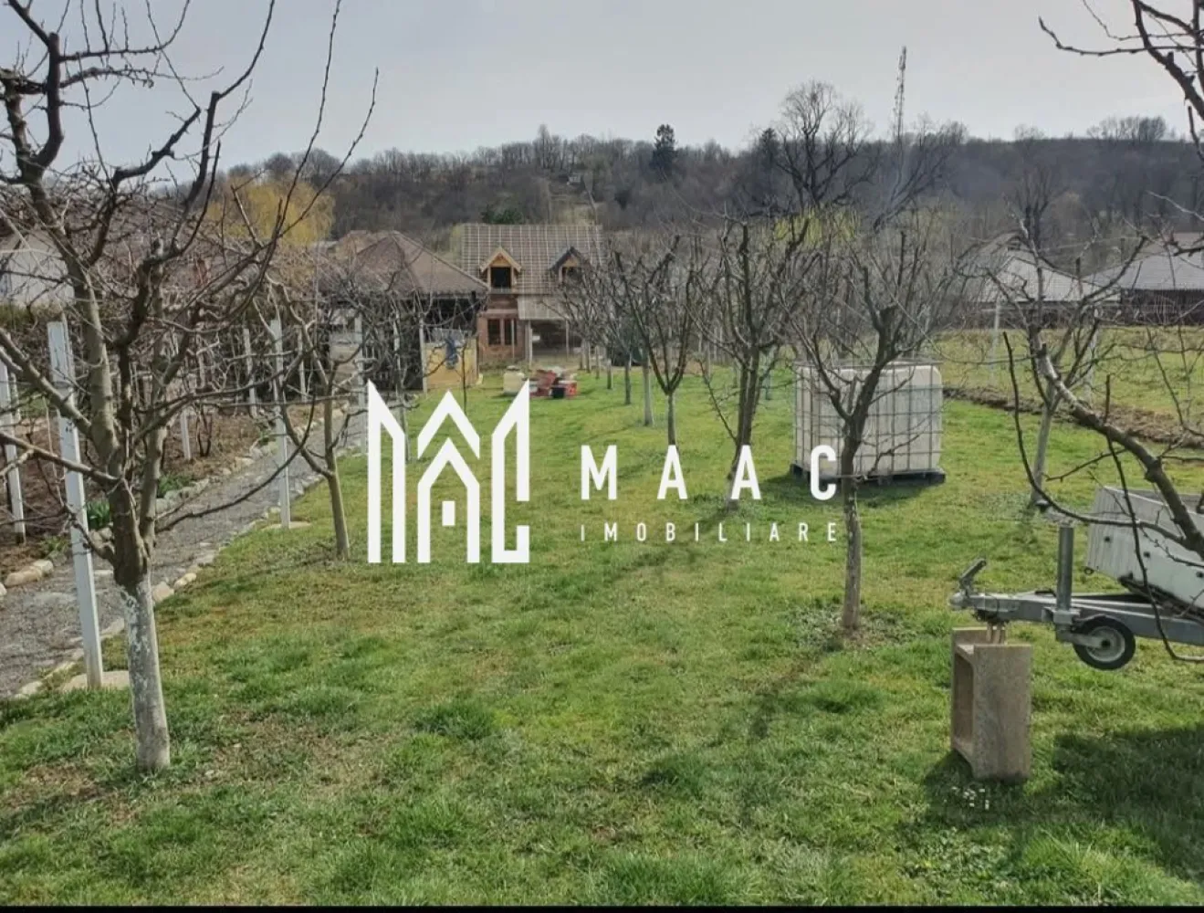 Teren Intravilan | 634 MP | Livada | Cisnadie - MAAC Imobiliare vă propune spre vânzare un teren intravilan pentru construcția unei case, situat în Cisnădie – una dintre cele mai apreciate și frumoase zone ale localității. Amplasat într-o zonă liniștită, cu acces facil către punctele de interes. Terenul oferă un cadru ideal pentru construirea unei locuințe familiale, îmbinând confortul urban cu natura. Terenul este împrejmuit integral, cu gard solid, poartă și portiță din fier forjat, oferind intimitate și siguranță. Utilități complete, la poartă: - gaz - curent electric - apă și canalizare - fibră optică - iluminat stradal - drum asfaltat Avantaje și facilități existente pe teren: - livadă cu aproximativ 35 de pomi fructiferi pe rod - cultură de căpșuni - 3 vițe de vie mature, cu producție generoasă (aprox. 500 kg struguri) - filigorie – ideală pentru relaxare - fântână mare - toaletă - spațiu special amenajat pentru depozitarea lemnelor Pentru mai multe detalii si pentru programarea unei vizionari contactati echipa MAAC impbiliare specificand ID: CP2855559 }}