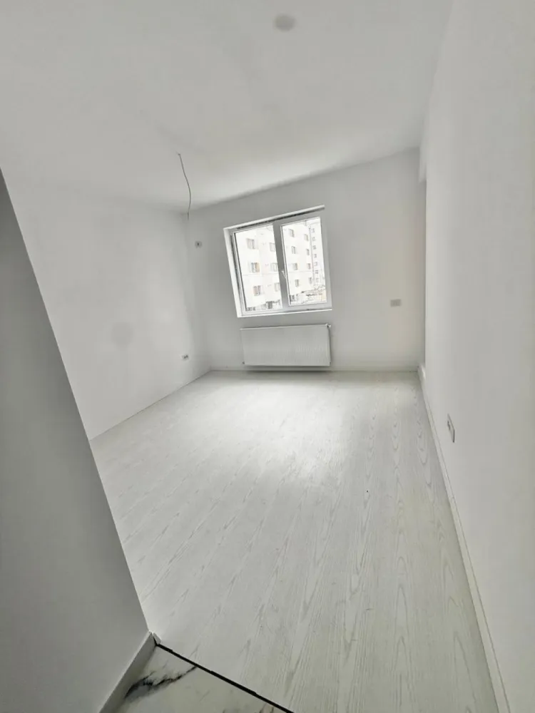 Garsoniera cartier Militari Residence- mutare imediata!! - TVA INCLUS !! Vă prezentăm o garsonieră deosebită, situată în cartierul Militari Residence, într-un bloc modern cu regim de înălțime P+6, poziționat strategic pentru a vă oferi confort și accesibilitate. Detalii proprietate: - Tip: Garsonieră - Etaj: 1 - Finalizata - mutare imediata !! - Locație: Militari Residence Avantaje: - Bloc nou, construit cu materiale de calitate, garantând un standard ridicat de confort. - Poziție excelentă, în imediata apropiere a mijloacelor de transport în comun, pentru o deplasare facilă către orice zonă a orașului. - Acces rapid la instituții educaționale (școli publice), centre comerciale, supermarketuri și mall-uri. - Zonă liniștită, ideală pentru locuit sau investiție. Acum este momentul să achiziționați locuința visurilor dumneavoastră! Contactați-ne pentru mai multe detalii și programarea unei vizionări.