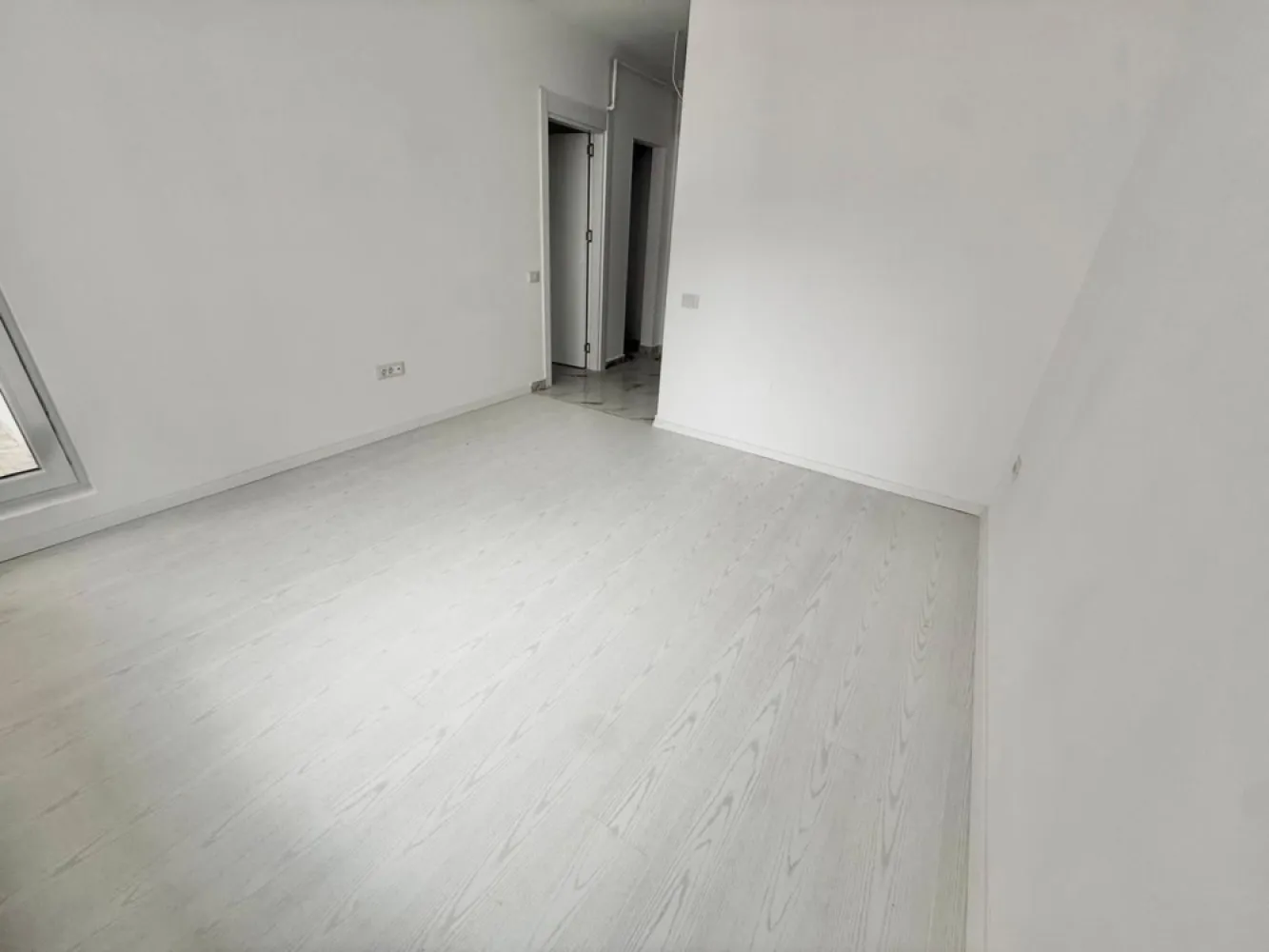 Garsoniera cartier Militari Residence- mutare imediata!! - TVA INCLUS !! Vă prezentăm o garsonieră deosebită, situată în cartierul Militari Residence, într-un bloc modern cu regim de înălțime P+6, poziționat strategic pentru a vă oferi confort și accesibilitate. Detalii proprietate: - Tip: Garsonieră - Etaj: 1 - Finalizata - mutare imediata !! - Locație: Militari Residence Avantaje: - Bloc nou, construit cu materiale de calitate, garantând un standard ridicat de confort. - Poziție excelentă, în imediata apropiere a mijloacelor de transport în comun, pentru o deplasare facilă către orice zonă a orașului. - Acces rapid la instituții educaționale (școli publice), centre comerciale, supermarketuri și mall-uri. - Zonă liniștită, ideală pentru locuit sau investiție. Acum este momentul să achiziționați locuința visurilor dumneavoastră! Contactați-ne pentru mai multe detalii și programarea unei vizionări. }}