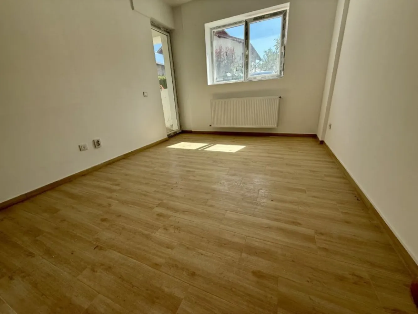 Garsoniera cartier Militari Residence - mutare imediata!! - TVA INCLUS !! Vă prezentăm o garsonieră deosebită, situată în cartierul Militari Residence, într-un bloc modern cu regim de înălțime P+3, poziționat strategic pentru a vă oferi confort și accesibilitate. Detalii proprietate: - Tip: Garsonieră - Etaj: Demisol înalt - Finalizata - mutare imediata !! - Locație: Militari Residence Avantaje: - Bloc nou, construit cu materiale de calitate, garantând un standard ridicat de confort. - Poziție excelentă, în imediata apropiere a mijloacelor de transport în comun, pentru o deplasare facilă către orice zonă a orașului. - Acces rapid la instituții educaționale (școli publice), centre comerciale, supermarketuri și mall-uri. - Zonă liniștită, ideală pentru locuit sau investiție. Acum este momentul să achiziționați locuința visurilor dumneavoastră! Contactați-ne pentru mai multe detalii și programarea unei vizionări.