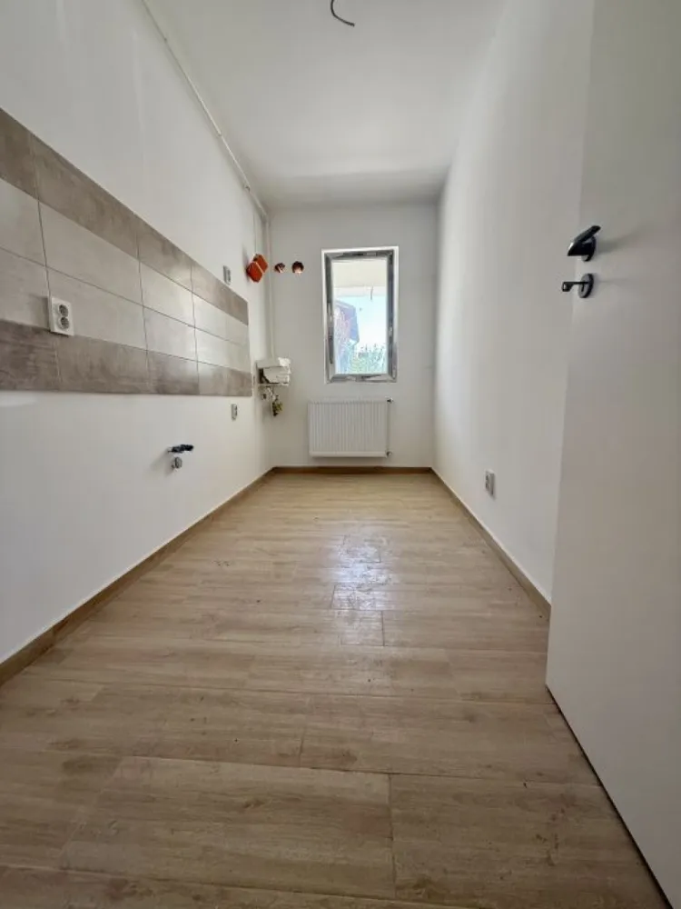 Garsoniera cartier Militari Residence - mutare imediata!! - TVA INCLUS !! Vă prezentăm o garsonieră deosebită, situată în cartierul Militari Residence, într-un bloc modern cu regim de înălțime P+3, poziționat strategic pentru a vă oferi confort și accesibilitate. Detalii proprietate: - Tip: Garsonieră - Etaj: Demisol înalt - Finalizata - mutare imediata !! - Locație: Militari Residence Avantaje: - Bloc nou, construit cu materiale de calitate, garantând un standard ridicat de confort. - Poziție excelentă, în imediata apropiere a mijloacelor de transport în comun, pentru o deplasare facilă către orice zonă a orașului. - Acces rapid la instituții educaționale (școli publice), centre comerciale, supermarketuri și mall-uri. - Zonă liniștită, ideală pentru locuit sau investiție. Acum este momentul să achiziționați locuința visurilor dumneavoastră! Contactați-ne pentru mai multe detalii și programarea unei vizionări. }}