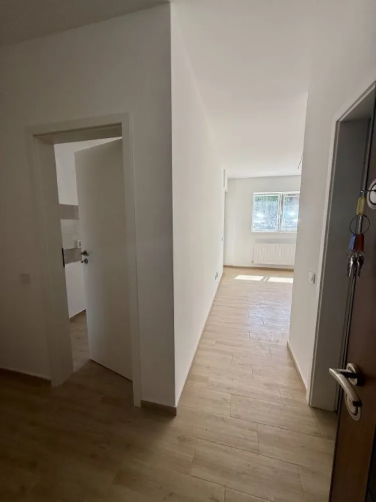 Garsoniera cartier Militari Residence - mutare imediata!! - TVA INCLUS !! Vă prezentăm o garsonieră deosebită, situată în cartierul Militari Residence, într-un bloc modern cu regim de înălțime P+3, poziționat strategic pentru a vă oferi confort și accesibilitate. Detalii proprietate: - Tip: Garsonieră - Etaj: Demisol înalt - Finalizata - mutare imediata !! - Locație: Militari Residence Avantaje: - Bloc nou, construit cu materiale de calitate, garantând un standard ridicat de confort. - Poziție excelentă, în imediata apropiere a mijloacelor de transport în comun, pentru o deplasare facilă către orice zonă a orașului. - Acces rapid la instituții educaționale (școli publice), centre comerciale, supermarketuri și mall-uri. - Zonă liniștită, ideală pentru locuit sau investiție. Acum este momentul să achiziționați locuința visurilor dumneavoastră! Contactați-ne pentru mai multe detalii și programarea unei vizionări. }}