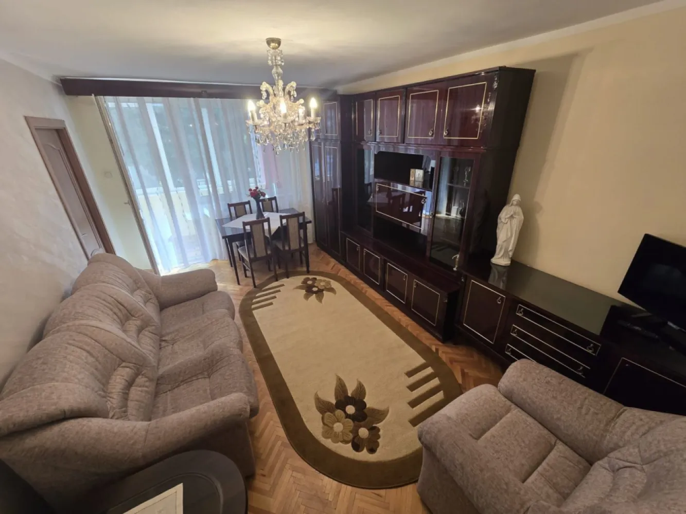 Apartament 3 camere,et.1,bloc izolat,70mp,lift nou,pivnită - De închiriat apartament 3 camere decomandat, confort 1, situat pe strada Gh.Doja, suprafață utilă de 70 mp, situat la etajul 1 din 10 oferit de Zap Imobiliare.
Detalii: 
- 1 living, 2 dormitoare, 1 bucătărie, 1 baie, 1 balcon închis, 1 hol, 1 camară,1 pivnită
- centrală termică, calorifere, geamuri termopan, ușă metalică.
- masina de spalat rufe, frigider.aragaz
-bloc izolat termic
- lift nou
-posibilitate garaj
-recent zugravit
Contact 0774048706 Bogdan
Proprietatea se află într-o zonă cu un confort deosebit, datorită amplasării în imediata apropiere a tot ceea ce înseamnă viață modernă, și anume: mijloace de transport în comun, magazine, unități de învățământ de toate gradele, piață, parc, bănci, farmacii, s.a.
Locuința se închiriază mobilată și utilată la prețul de 380 Euro negociabil. 
Comisionul perceput este de 50% din valoarea primei chirii si se plateste o singura data in momentul semnarii contractului de inchiriere.
Contact 0774048706 Bogdan
Acest anunț nu corespunde cerințelor tale? Sună la numărul afișat în anunț și unul dintre agenții noștri te va ajuta cu alte oferte personalizate în funcție de cerințele tale.