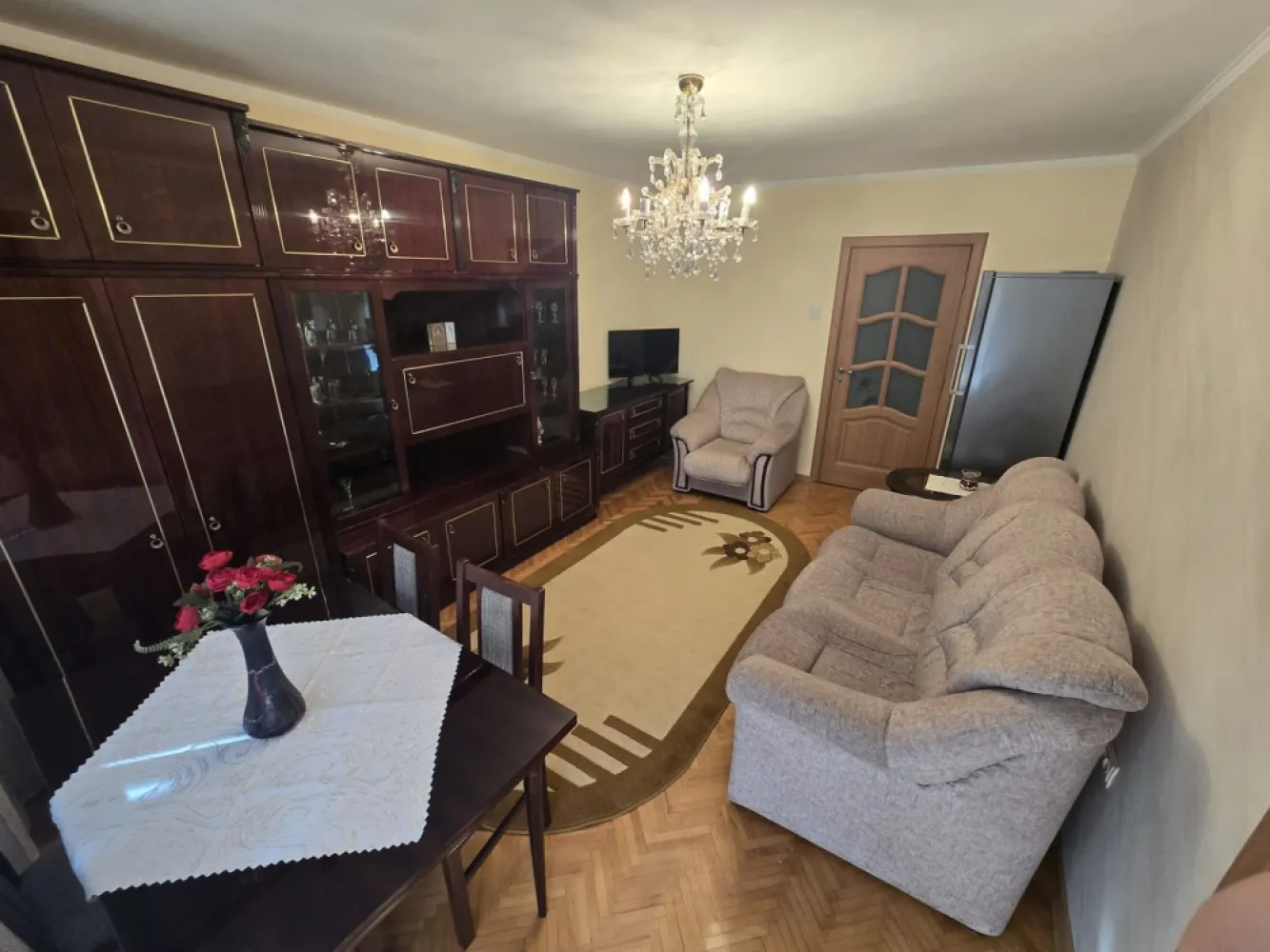 Apartament 3 camere,et.1,bloc izolat,70mp,lift nou,pivnită - De închiriat apartament 3 camere decomandat, confort 1, situat pe strada Gh.Doja, suprafață utilă de 70 mp, situat la etajul 1 din 10 oferit de Zap Imobiliare.
Detalii: 
- 1 living, 2 dormitoare, 1 bucătărie, 1 baie, 1 balcon închis, 1 hol, 1 camară,1 pivnită
- centrală termică, calorifere, geamuri termopan, ușă metalică.
- masina de spalat rufe, frigider.aragaz
-bloc izolat termic
- lift nou
-posibilitate garaj
-recent zugravit
Contact 0774048706 Bogdan
Proprietatea se află într-o zonă cu un confort deosebit, datorită amplasării în imediata apropiere a tot ceea ce înseamnă viață modernă, și anume: mijloace de transport în comun, magazine, unități de învățământ de toate gradele, piață, parc, bănci, farmacii, s.a.
Locuința se închiriază mobilată și utilată la prețul de 380 Euro negociabil. 
Comisionul perceput este de 50% din valoarea primei chirii si se plateste o singura data in momentul semnarii contractului de inchiriere.
Contact 0774048706 Bogdan
Acest anunț nu corespunde cerințelor tale? Sună la numărul afișat în anunț și unul dintre agenții noștri te va ajuta cu alte oferte personalizate în funcție de cerințele tale.