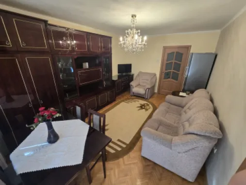 Apartament 3 camere,et.1,bloc izolat,70mp,lift nou,pivnită
