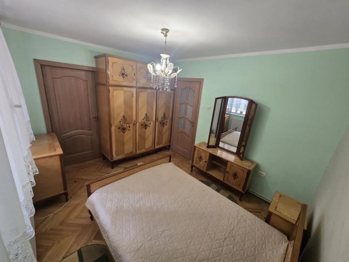 Apartament 3 camere,et.1,bloc izolat,70mp,lift nou,pivnită - De închiriat apartament 3 camere decomandat, confort 1, situat pe strada Gh.Doja, suprafață utilă de 70 mp, situat la etajul 1 din 10 oferit de Zap Imobiliare.
Detalii: 
- 1 living, 2 dormitoare, 1 bucătărie, 1 baie, 1 balcon închis, 1 hol, 1 camară,1 pivnită
- centrală termică, calorifere, geamuri termopan, ușă metalică.
- masina de spalat rufe, frigider.aragaz
-bloc izolat termic
- lift nou
-posibilitate garaj
-recent zugravit
Contact 0774048706 Bogdan
Proprietatea se află într-o zonă cu un confort deosebit, datorită amplasării în imediata apropiere a tot ceea ce înseamnă viață modernă, și anume: mijloace de transport în comun, magazine, unități de învățământ de toate gradele, piață, parc, bănci, farmacii, s.a.
Locuința se închiriază mobilată și utilată la prețul de 380 Euro negociabil. 
Comisionul perceput este de 50% din valoarea primei chirii si se plateste o singura data in momentul semnarii contractului de inchiriere.
Contact 0774048706 Bogdan
Acest anunț nu corespunde cerințelor tale? Sună la numărul afișat în anunț și unul dintre agenții noștri te va ajuta cu alte oferte personalizate în funcție de cerințele tale.