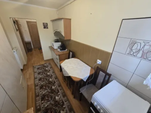 Apartament 3 camere,et.1,bloc izolat,70mp,lift nou,pivnită