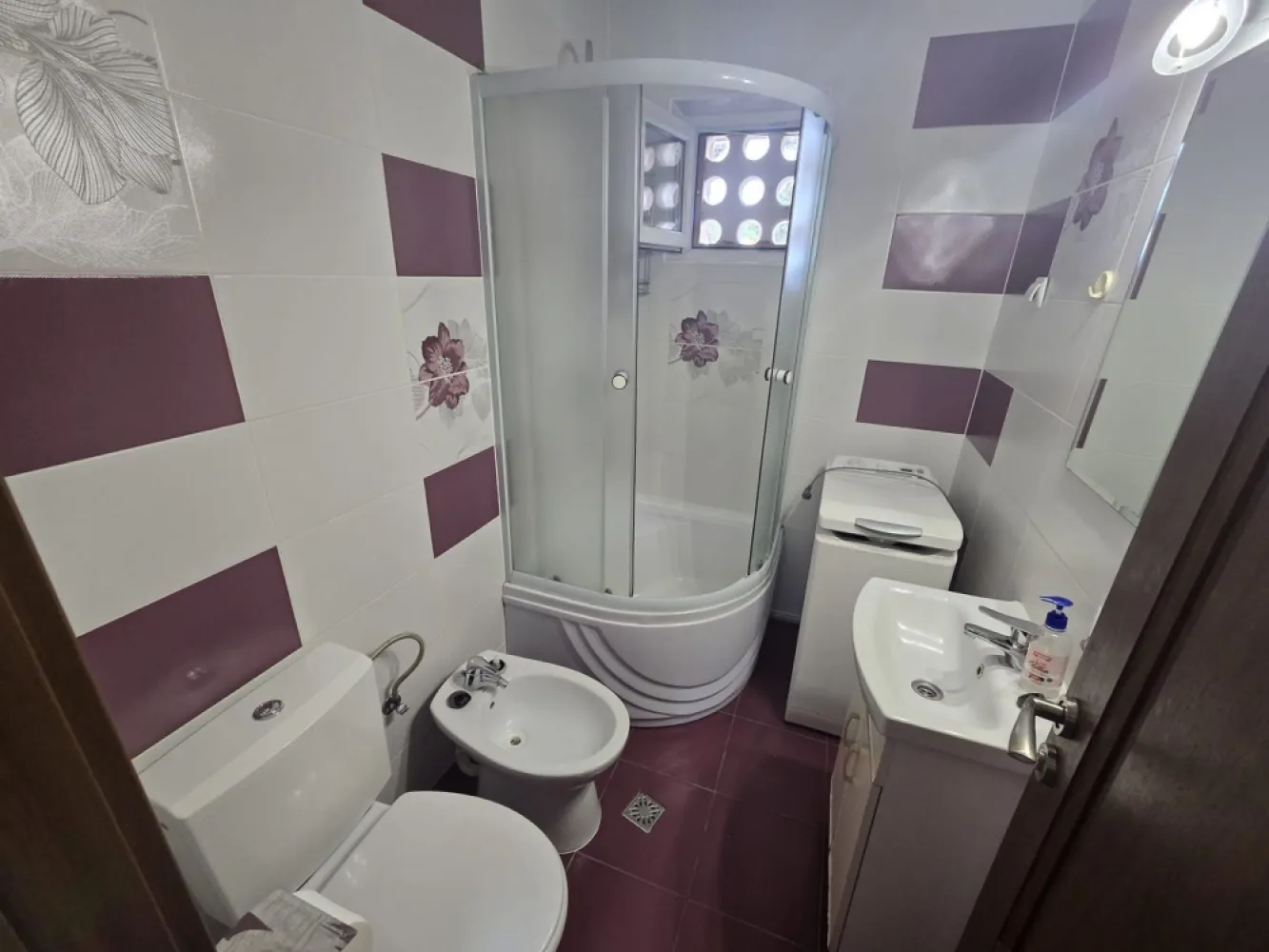 Apartament 3 camere,et.1,bloc izolat,70mp,lift nou,pivnită