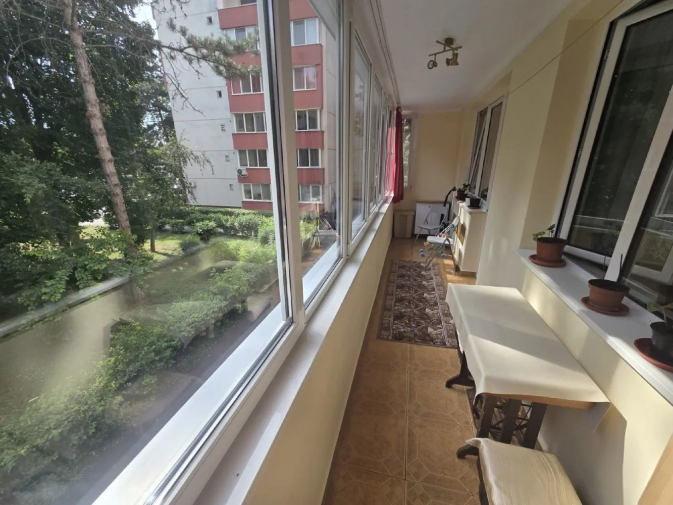 Apartament 3 camere,et.1,bloc izolat,70mp,lift nou,pivnită