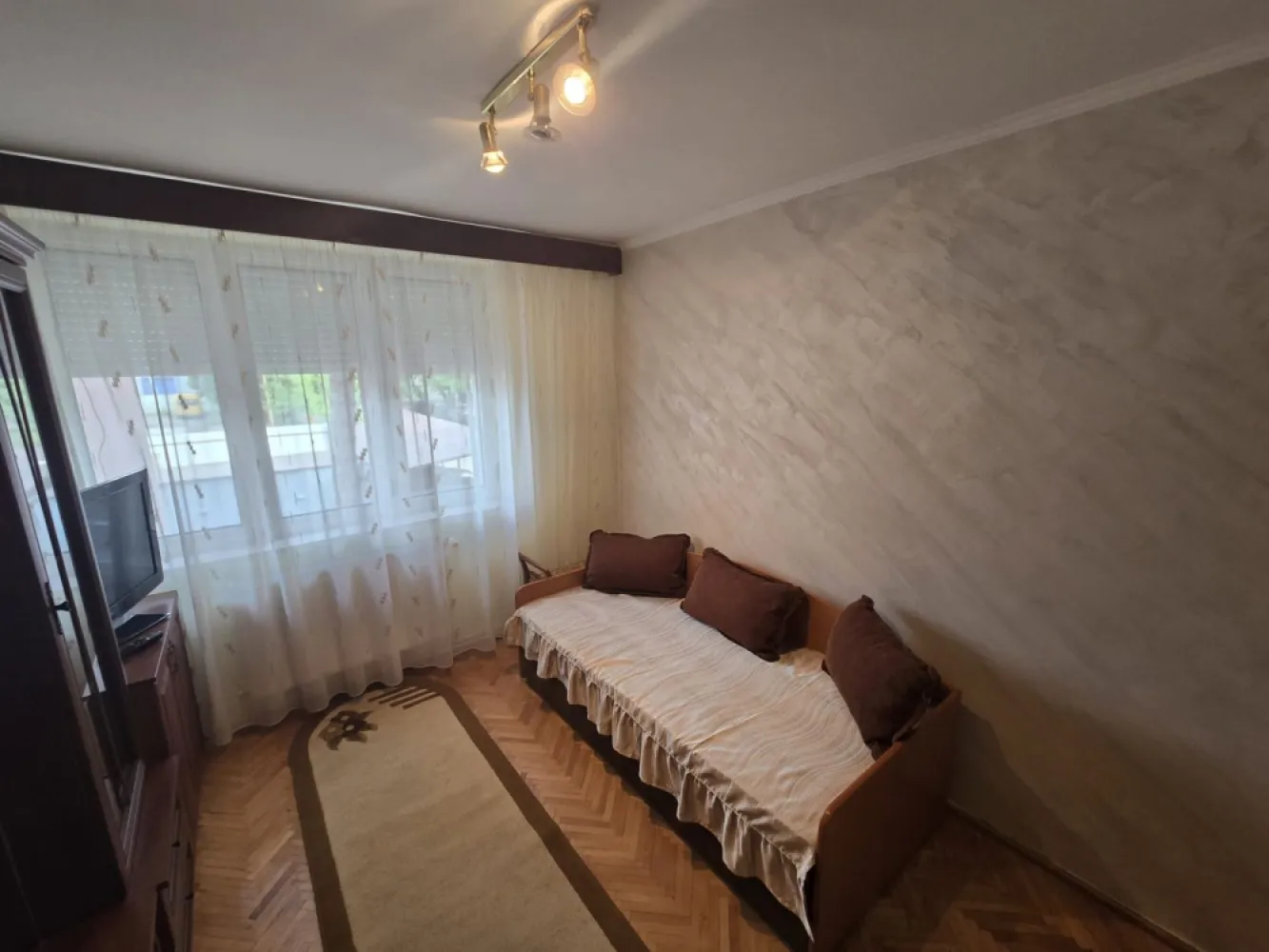 Apartament 3 camere,et.1,bloc izolat,70mp,lift nou,pivnită