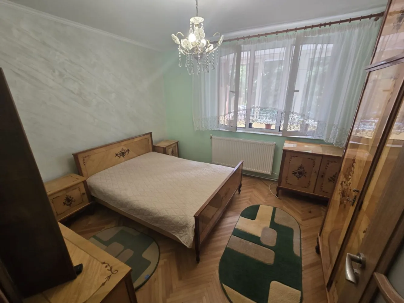 Apartament 3 camere,et.1,bloc izolat,70mp,lift nou,pivnită