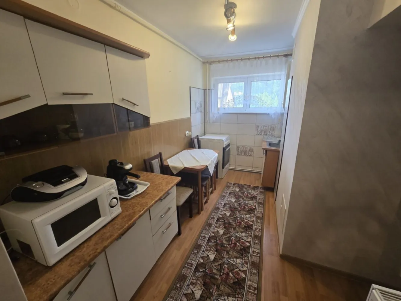 Apartament 3 camere,et.1,bloc izolat,70mp,lift nou,pivnită