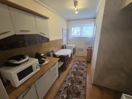 Apartament 3 camere,et.1,bloc izolat,70mp,lift nou,pivnită