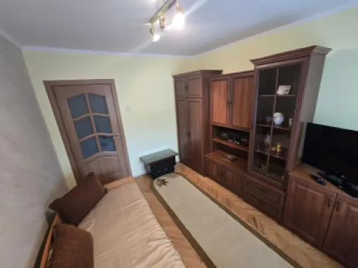 Apartament 3 camere,et.1,bloc izolat,70mp,lift nou,pivnită