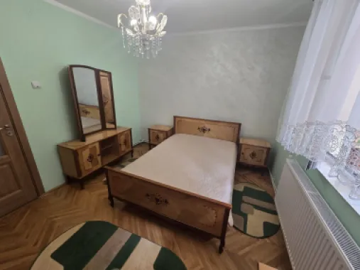 Apartament 3 camere,et.1,bloc izolat,70mp,lift nou,pivnită