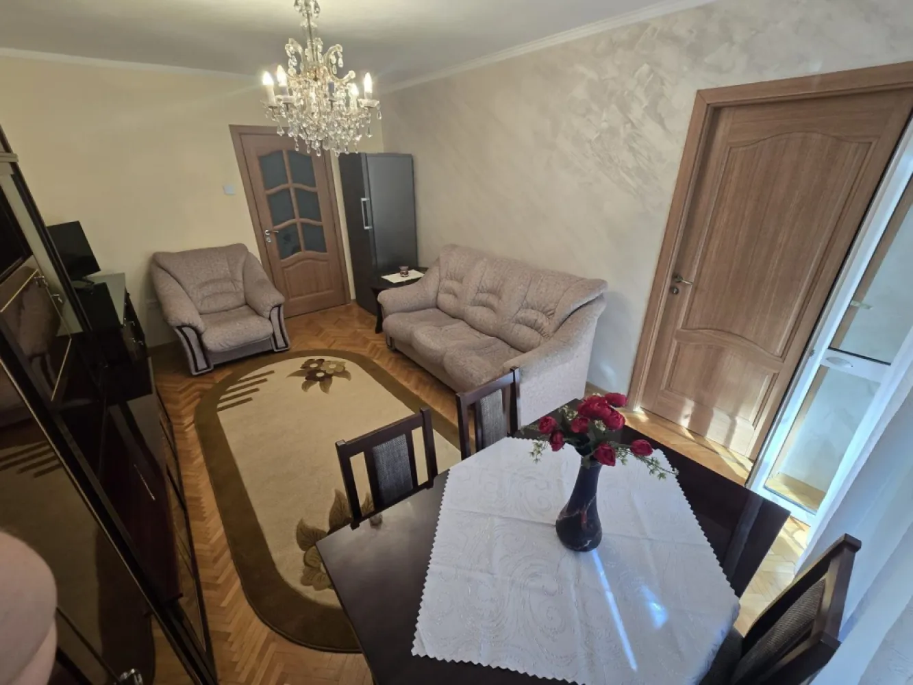 Apartament 3 camere,et.1,bloc izolat,70mp,lift nou,pivnită