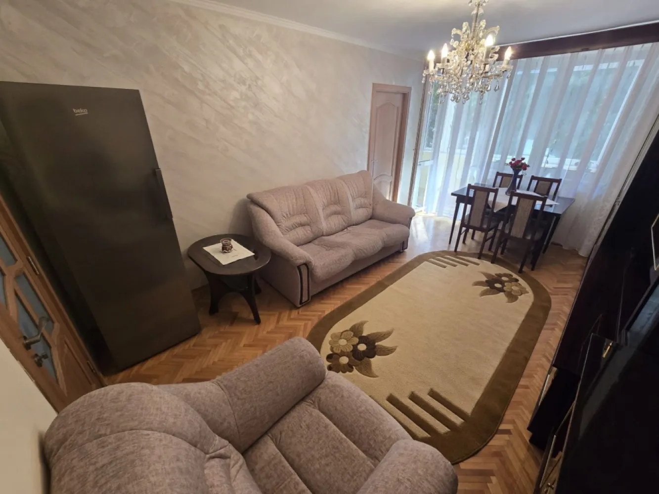 Apartament 3 camere,et.1,bloc izolat,70mp,lift nou,pivnită