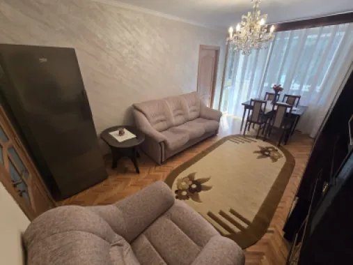 Apartament 3 camere,et.1,bloc izolat,70mp,lift nou,pivnită