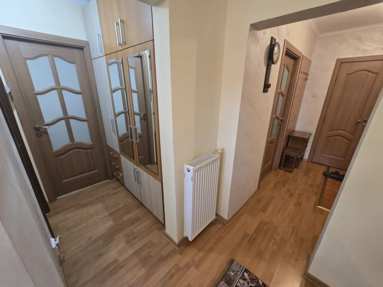 Apartament 3 camere,et.1,bloc izolat,70mp,lift nou,pivnită