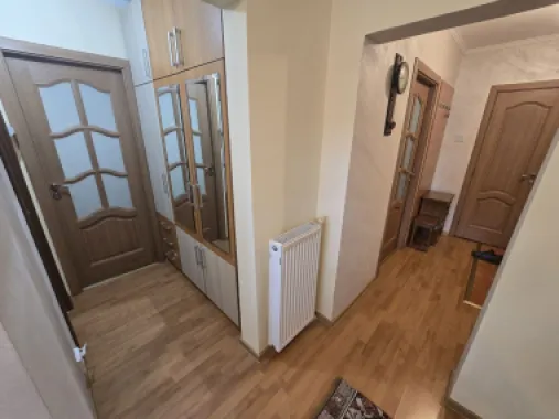 Apartament 3 camere,et.1,bloc izolat,70mp,lift nou,pivnită