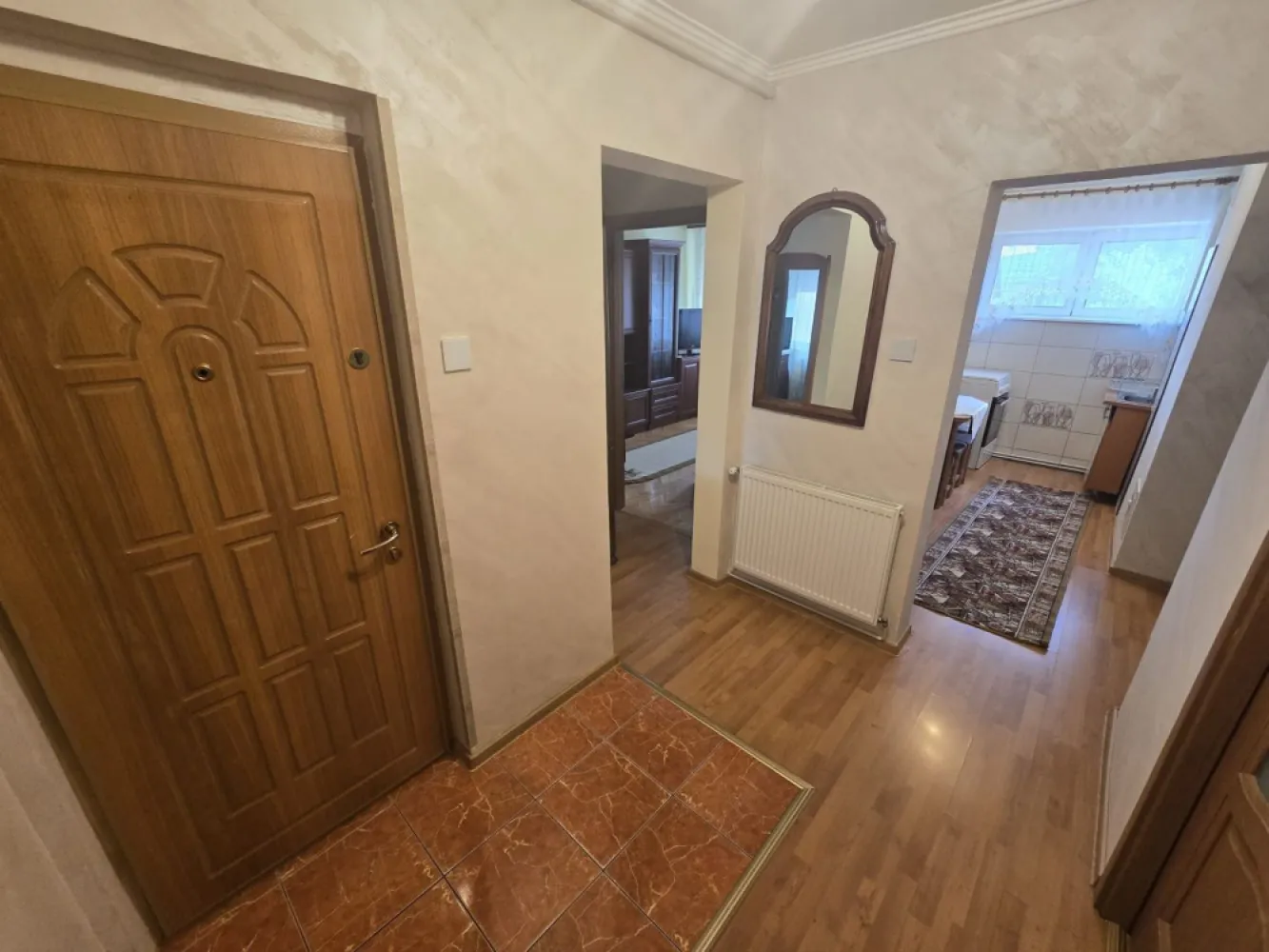 Apartament 3 camere,et.1,bloc izolat,70mp,lift nou,pivnită
