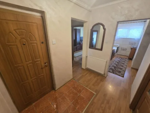 Apartament 3 camere,et.1,bloc izolat,70mp,lift nou,pivnită