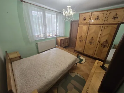 Apartament 3 camere,et.1,bloc izolat,70mp,lift nou,pivnită