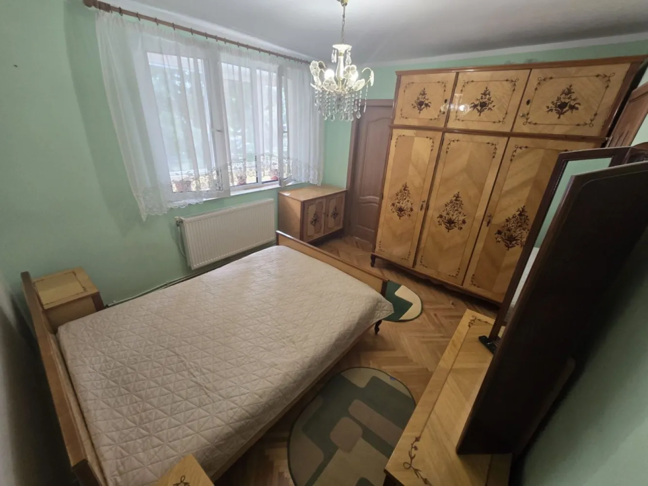 Apartament 3 camere,et.1,bloc izolat,70mp,lift nou,pivnită