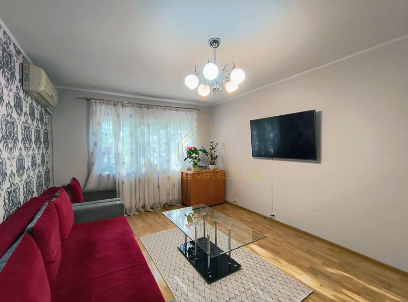 ICIL | Apartament 3 Camere | Utilat | Mobilat | Gata de mutat - Știi sentimentul acela când găsești locația perfectă, dar apartamentul arată groaznic și te gândești la luni de praf, meșteri și nervi cu renovarea?
Ei bine, acest apartament de 3 camere din zona ICIL este excepția care confirmă regula. A fost renovat integral în 2020 (inclusiv electric din cupru) și se vinde EXACT cum îl vezi în fotografii. Adică vii doar cu bagajele și te bucuri de noua ta casă din prima zi.

Gândește-te: ce altceva ai putea face cu cele 6 luni pe care le-ai fi pierdut renovând altceva?

Vă propunem spre vânzare un apartament modern și inteligent compartimentat, situat într-una dintre cele mai căutate zone din Constanța: ICIL – Liceul Ovidius. Proprietatea este complet mobilată, utilată și gata de mutare.

Suprafețe și Compartimentare
Suprafețe: 64.64 mp utili (74.29 mp construiți).

Structură: Decomandat, situat la etajul 4/4 (bloc din 1984, structură pe cadre de beton).

Configurație unică: Living luminos, dormitor matrimonial și un al doilea dormitor transformat practic într-un dressing generos.

Bucătărie inovatoare: Spațiul principal este dedicat zonei de dining, în timp ce fosta baie secundară a fost reconvertită într-o anexă de gătit (echipată cu aragaz, hotă și chiuvetă), menținând astfel zona de servit masa ferită de mirosuri.

Baie: Spațioasă, dotată cu cabină de duș și geam exterior (ventilație naturală).

Balcon: 3.4 mp.

Avantaje și Dotări de Top
Locație Premium: La câteva minute de Parcul Gării, Liceul Ovidius, Kaufland, Lidl, școli și farmacii. Acces rapid la mijloace de transport.

Renovat Integral (2020): Finisaje premium, instalație electrică nouă din cupru, ferestre PVC cu termopan și ușă metalică la intrare.

Confort Termic: Centrală proprie pe gaz, calorifere noi și sistem de aer condiționat.

Terasă Hidroizolată și Protejată: Terasa blocului a fost complet renovată și izolată profesional cu un mic acoperiș într-o apă cu tablă zincată, oferind protecție 100% și garanția durabilității.

Se vinde Mobilat și Utilat: Include electrocasnice moderne (frigider, congelator, aragaz gaze naturale, cuptor electric convecție încorporat, mașină de spălat rufe, mașină de cafea automată, TV).

O proprietate excelentă atât ca locuință pentru o familie modernă, cât și ca investiție sigură pe piața chiriilor. Eliberare rapidă.

Pentru mai multe detalii și pentru a programa o vizionare, vă invităm să ne contactați!