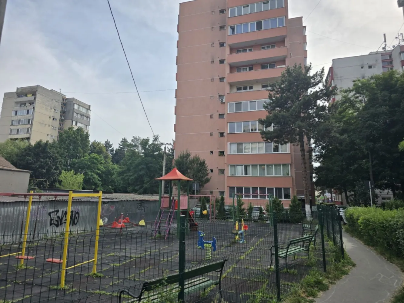 Apartament 3 camere,et.1,bloc izolat,70mp,lift nou,pivnită
