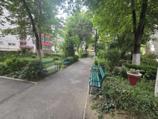 Apartament 3 camere,et.1,bloc izolat,70mp,lift nou,pivnită