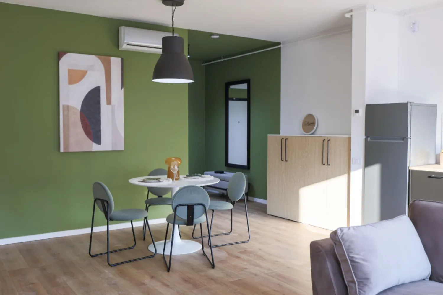 Apartament ARED Premium 2 Camere - Mobilat & Utilat - COMISION 0% - O oportunitate unică de a locui într-un apartament modern, situat în exclusivistul Complex ARED, un ansamblu securizat, cu facilități premium și un stil de viață modern, la prețuri direct de la dezvoltator.

Cu o suprafață total utilă de 60 mp, acest apartament spațios, situat la etajul 5 din 6, este complet mobilat și utilat conform pozelor. Finisajele de înaltă calitate și dotările inteligente, precum sistemul smarthome, videointerfonul, aerul condiționat și roletele electrice, îți oferă un confort absolut. În plus, dispune de încălzire în pardoseală cu ajutorul centralei termice, asigurând un ambient plăcut în orice sezon.

Locuind aici, vei avea acces la un parc privat de 1,6 ha, pistă de alergat, terenuri multisport și zone comerciale. Complexul este securizat 24/7, oferind liniște și siguranță. De asemenea, apartamentul include și un loc de parcare.

Apartamentele ARED se pot achiziționa și prin credit ipotecar și se pot achita chiar și în decursul unui an
*Pretul nu contine TVA.

Nu dispui de toată suma? Te ajutăm noi gratuit! Îți obținem oferte de la 16 bănci
Ai o proprietate de vânzare în Arad și vrei să știi cât valorează cu adevărat?
Sună-mă pentru o evaluare GRATUITĂ!

Nu rata această oportunitate! Contactează-mă pentru detalii și programează o vizionare la 0755 274 519 - Daniel Hord - Consultant ARED - Birou Centru.