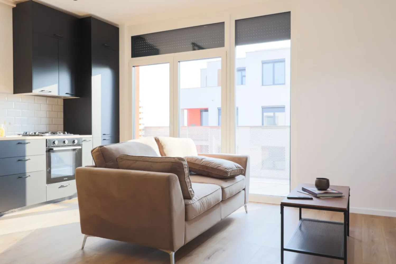 Apartament ARED Premium 2 Camere - Mobilat & Utilat - COMISION 0% - O oportunitate unică de a locui într-un apartament modern, situat în exclusivistul Complex ARED, un ansamblu securizat, cu facilități premium și un stil de viață modern, la prețuri direct de la dezvoltator.

Cu o suprafață total utilă de 60 mp, acest apartament spațios, situat la etajul 5 din 6, este complet mobilat și utilat conform pozelor. Finisajele de înaltă calitate și dotările inteligente, precum sistemul smarthome, videointerfonul, aerul condiționat și roletele electrice, îți oferă un confort absolut. În plus, dispune de încălzire în pardoseală cu ajutorul centralei termice, asigurând un ambient plăcut în orice sezon.

Locuind aici, vei avea acces la un parc privat de 1,6 ha, pistă de alergat, terenuri multisport și zone comerciale. Complexul este securizat 24/7, oferind liniște și siguranță. De asemenea, apartamentul include și un loc de parcare.

Apartamentele ARED se pot achiziționa și prin credit ipotecar și se pot achita chiar și în decursul unui an
*Pretul nu contine TVA.

Nu dispui de toată suma? Te ajutăm noi gratuit! Îți obținem oferte de la 16 bănci
Ai o proprietate de vânzare în Arad și vrei să știi cât valorează cu adevărat?
Sună-mă pentru o evaluare GRATUITĂ!

Nu rata această oportunitate! Contactează-mă pentru detalii și programează o vizionare la 0755 274 519 - Daniel Hord - Consultant ARED - Birou Centru.