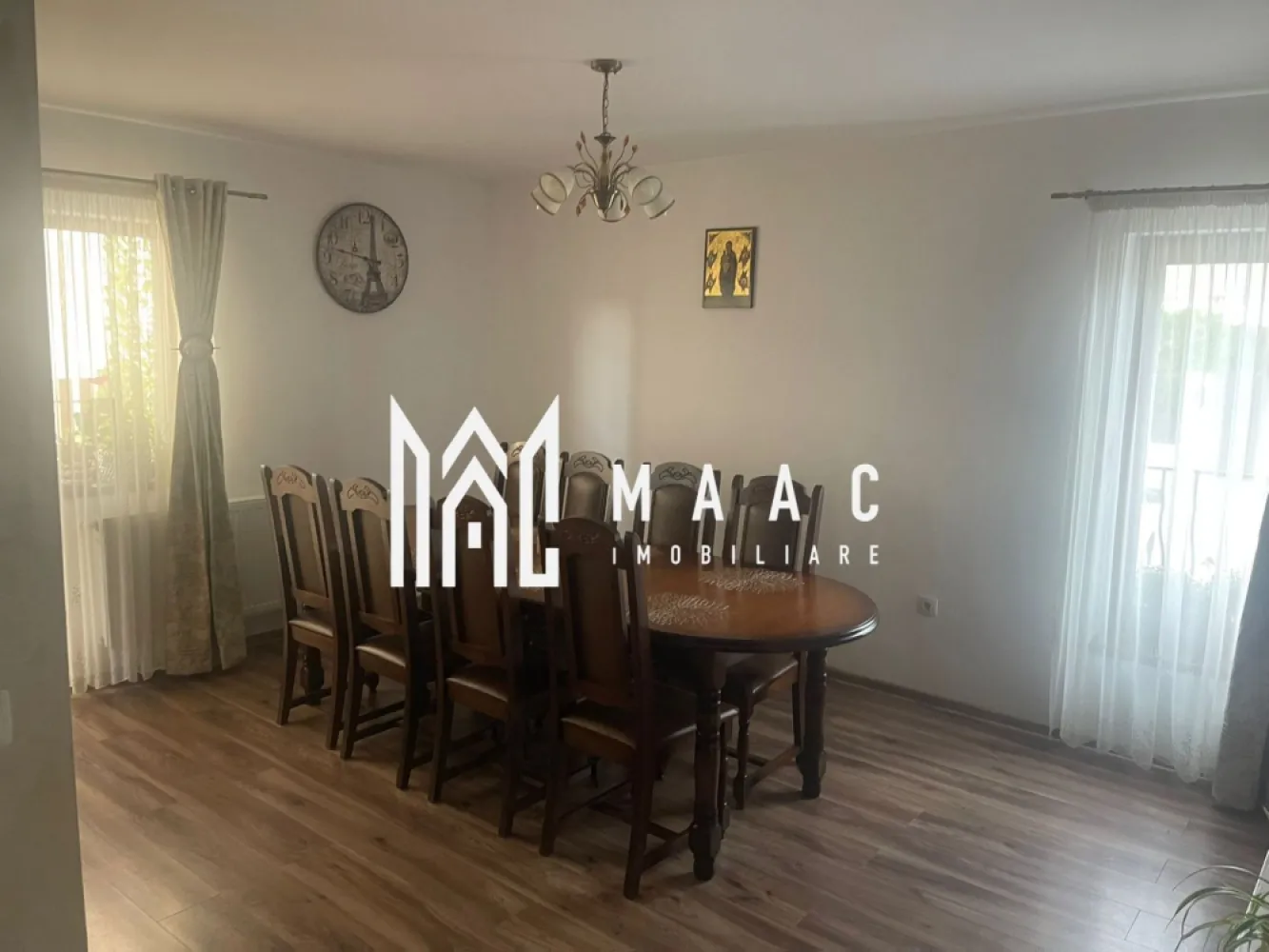 Apartament cu 3 camere, 67 mp utili – Cartierul Arhitectiilor - MAAC Imobiliare va propune spre vanzare un apartament modern cu 3 camere, având o suprafață utilă de 67 mp, situat în Cartierul Arhitecților din Sibiu, la parterul unei vile cochete cu regim redus de înălțime (P+1), ce cuprinde doar 6 apartamente în total – ideal pentru cei care își doresc liniște și intimitate. Compartimentare: Living generos cu bucătărie – 28,14 mp utili (bucătăria este închisă cu uși din sticlă) Hol principal – 7,28 mp Baie – 5,05 mp Hol secundar – 2,37 mp Dormitor – 10,44 mp Dormitor matrimonial – 13,42 mp Fiind amplasat la parter, apartamentul beneficiază de grădină proprie, perfectă pentru relaxare, spațiu verde sau activități în aer liber. Alte avantaje: Loc de parcare inclus Pivniță pentru depozitare Imobil cu doar 6 apartamente Zona Arhitecților oferă numeroase facilități: • Acces rapid către oraș prin Calea Cisnădiei • Străzi asfaltate și iluminat public • Stație de autobuz în apropiere • Supermarketuri și alte magazine mixte • În apropiere se află benzinărie Euroil, bancă, școală generală, fast-food și farmacie. • Cartier în dezvoltare, cu infrastructură nouă și vecinătate selectă Apartamentul este ideal atât pentru locuință personală, cât și pentru investiție. 📞 Pentru mai multe detalii, vă rugăm să menționați telefonic ID-ul anunțului: CP2923540