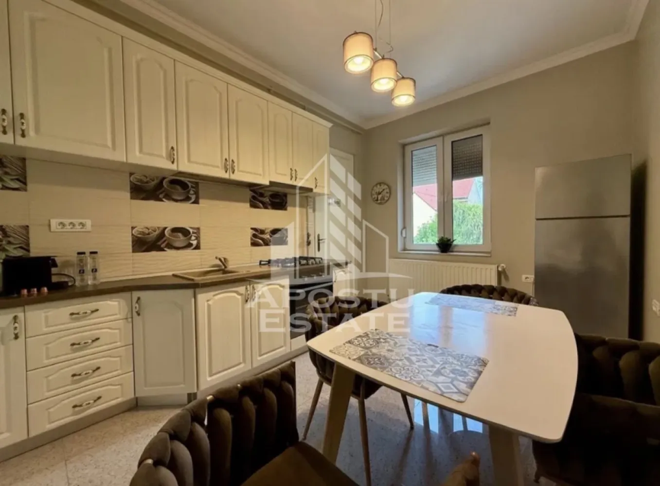 Apartament 2 camere de inchiriat Medicina Timisoara - APOSTU ESTATE va propune spre inchiriere un apartament spatios cu 2 camere, situat intr-o zona centrala a orasului Timisoara.
Proprietatea dispune de o suprafata utila generoasa de 90 mp, la care se adauga o terasa de 18 mp, ideala pentru relaxare si petrecerea timpului liber.
Apartamentul este complet mobilat si utilat, fiind pregatit pentru mutare imediata. Compartimentarea eficienta si spatiile ample ofera un nivel ridicat de confort, fiind potrivit pentru un cuplu, o persoana activa sau pentru cei care lucreaza de acasa.
Pozitionarea reprezinta unul dintre principalele avantaje ale proprietatii. Locatia ofera acces rapid catre centrul orasului, Piata Unirii, Iulius Town, institutii de invatamant, Școala Generala nr.16 , Școala și Liceul Nikolaus Lenau ,Universitatea Victor Babeș de Medica si Stomatologie Dentara, Facultatea de Arte Plastice, Spitalul de Chirurgie Maxilo-Faciala, de restaurante, cafenele, supermarketuri, farmacii si mijloace de transport in comun. Toate punctele importante ale orasului pot fi accesate usor, atat cu masina, cat si pietonal.
Apartamentul se inchiriaza exclusiv pe termen lung.
Se solicita o garantie echivalenta cu doua luni de chirie.
Pentru informatii suplimentare si programarea unei vizionari, va invitam sa ne contactati.
Va asteptam cu drag la o vizionare!