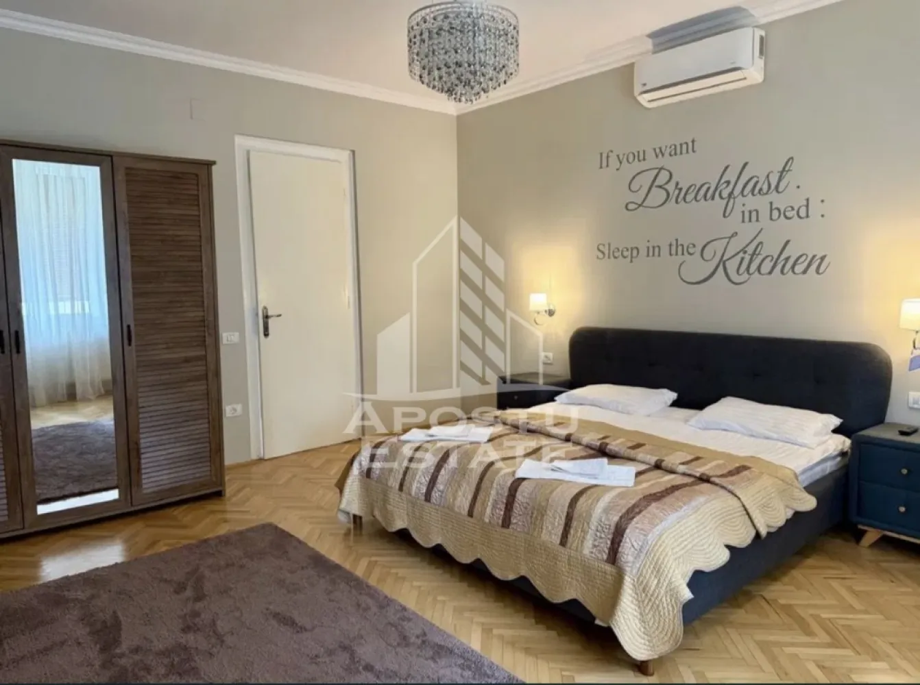 Apartament 2 camere de inchiriat Medicina Timisoara - APOSTU ESTATE va propune spre inchiriere un apartament spatios cu 2 camere, situat intr-o zona centrala a orasului Timisoara.
Proprietatea dispune de o suprafata utila generoasa de 90 mp, la care se adauga o terasa de 18 mp, ideala pentru relaxare si petrecerea timpului liber.
Apartamentul este complet mobilat si utilat, fiind pregatit pentru mutare imediata. Compartimentarea eficienta si spatiile ample ofera un nivel ridicat de confort, fiind potrivit pentru un cuplu, o persoana activa sau pentru cei care lucreaza de acasa.
Pozitionarea reprezinta unul dintre principalele avantaje ale proprietatii. Locatia ofera acces rapid catre centrul orasului, Piata Unirii, Iulius Town, institutii de invatamant, Școala Generala nr.16 , Școala și Liceul Nikolaus Lenau ,Universitatea Victor Babeș de Medica si Stomatologie Dentara, Facultatea de Arte Plastice, Spitalul de Chirurgie Maxilo-Faciala, de restaurante, cafenele, supermarketuri, farmacii si mijloace de transport in comun. Toate punctele importante ale orasului pot fi accesate usor, atat cu masina, cat si pietonal.
Apartamentul se inchiriaza exclusiv pe termen lung.
Se solicita o garantie echivalenta cu doua luni de chirie.
Pentru informatii suplimentare si programarea unei vizionari, va invitam sa ne contactati.
Va asteptam cu drag la o vizionare!