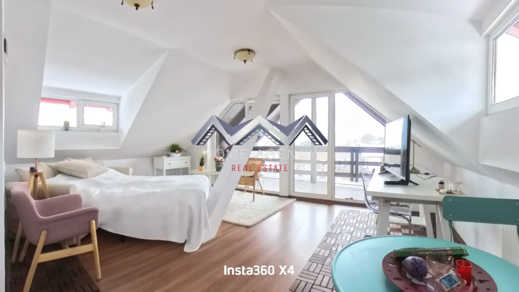 Vilă ultrafinisată cu panoramă superbă, teren 868 mp– Breaza - Te invit să descoperi o vilă rafinată din Breaza, ideală pentru cei care caută liniște, confort și o locuință finalizată, gata pentru mutare imediată. Proprietatea, construită solid pe structură de beton și finisată complet în 2005, oferă o suprafață utilă de 300 mp și o amprentă la sol de 120 mp, amplasată pe un teren de 868 mp, perfect pentru relaxare în aer liber sau pentru amenajări viitoare. Casa este dispusă pe parter, etaj și mansardă, cu un total de 5 camere luminoase, dintre care 4 dormitoare spațioase, complet mobilate și finisate modern. Livingul generos, conectat cu o bucătărie deschisă, complet mobilată și utilată, creează un spațiu armonios pentru momente în familie sau cu oaspeții. Cele 4 băi, fiecare prevăzută cu geam, cadă sau cabină de duș, completează perfect funcționalitatea casei. Proprietatea se remarcă prin finisaje de calitate și un sistem complet de izolație exterioară și interioară, ceea ce conferă un confort termic excelent în orice sezon. Confortul este susținut și de aerul condiționat, centrala proprie cu calorifere și un sistem de alarmă funcțional. La exterior, vila dispune de 3 balcoane și 2 terase ideale pentru relaxare în aer liber, un garaj încăpător, 4 locuri de parcare și un spațiu dedicat pentru biciclete. Acoperișul din țiglă completează imaginea solidă și durabilă a locuinței. Priveliștea este unul dintre marile atuuri ale acestei proprietăți: panoramă superbă către munte și oraș, un cadru perfect pentru cei care își doresc un stil de viață echilibrat, în mijlocul naturii, dar cu acces rapid spre facilitățile urbane. Proprietatea beneficiază de toate utilitățile: apă, canalizare, gaz, curent, internet, telefon, CATV, precum și contorizări separate (apometre, contor electric și gaz). O vilă complet mobilată și ultrafinisată, ideală ca reședință permanentă sau casă de vacanță, care îmbină armonios confortul modern cu liniștea specifică zonei de munte. Te așteptăm să o descoperi!