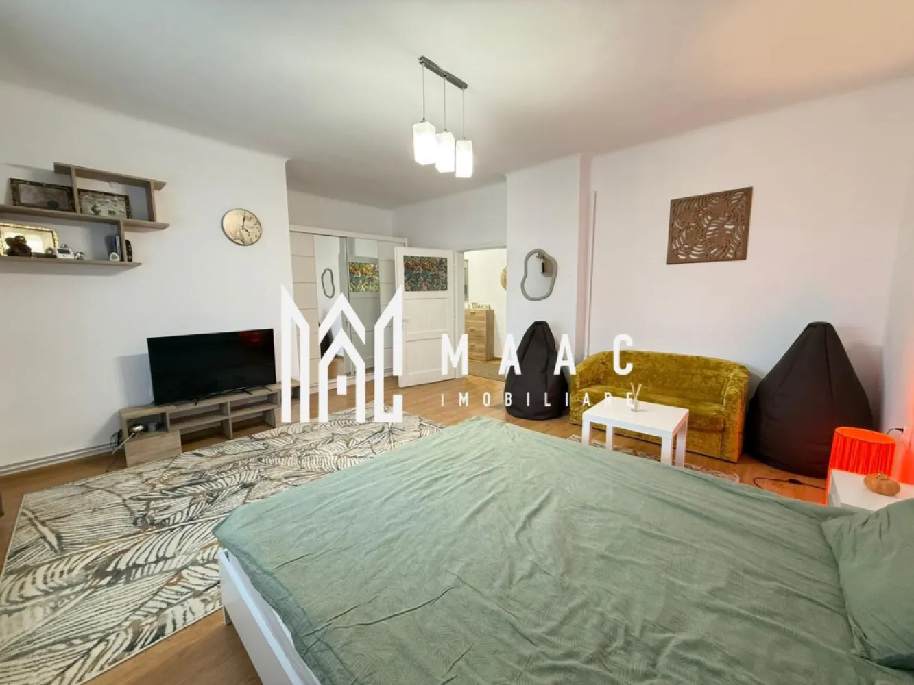 Apartament 1 camera | Etaj 1 | Decomandat | Curte | C. Noica - MAAC Imobiliare vă propune spre vânzare un apartament cu o cameră, decomandat, situat la etajul 1 al unei case cu regim de înălțime P+E+Pod, amplasată în una dintre cele mai apreciate zone centrale ale municipiului Sibiu, pe strada Constantin Noica nr. 2.

Cu o suprafață utilă de 51,14 mp și o terasă generoasă de 23,40 mp, această proprietate reprezintă alegerea ideală atât pentru locuire, cât și pentru investiție, fiind situată la doar 2 minute de mers pe jos de Piața Mare și în imediata apropiere a Facultății de Medicină.

Compartimentare:
hol de acces – 11,09 mp;
cameră spațioasă – 23,12 mp;
bucătărie – 11,27 mp;
cămară – 1,16 mp;
baie cu geam – 4,50 mp;
balcon-terasă – 23,40 mp.

Apartamentul este recent renovat și complet mobilat, fiind pregătit pentru mutare imediată sau pentru exploatare în regim hotelier. Beneficiază de finisaje moderne și de toate dotările necesare pentru un confort sporit.

Dotări și îmbunătățiri:
centrală termică nouă în condensare;
instalație electrică refăcută integral;
instalație sanitară înlocuită;
ferestre cu tâmplărie PVC și geam termopan;
pereți izolați cu termosistem de 10 cm;
acoperiș schimbat complet în urmă cu aproximativ 5 ani;
mobilier și electrocasnice incluse: aragaz, cuptor cu microunde, mașină de spălat, televizor, cafetieră.

Proprietatea face parte dintr-un imobil în care mai locuiesc doar patru familii și beneficiază de o curte comună de 1.623 mp, cu o cotă-parte de aproximativ 280 mp, existând posibilitatea parcării unui autoturism.

Un avantaj important îl reprezintă și spațiul din pod, aferent amprentei apartamentului, care oferă posibilitatea amenajării unei mansarde, cu respectarea prevederilor legale.

Poziționarea excelentă oferă acces rapid către Piața Mare, Facultatea de Medicină, magazine, restaurante, instituții de învățământ, bănci și mijloace de transport în comun.

Datorită amplasării ultracentrale, suprafeței generoase și posibilității de extindere, această proprietate reprezintă o oportunitate excelentă atât pentru locuință proprie, cât și pentru investiție, având un potențial ridicat pentru închiriere pe termen lung sau în regim hotelier.

Pentru mai multe informații sau pentru programarea unei vizionări, vă rugăm să ne contactați și să menționați ID-ul anunțului: CP3117932.